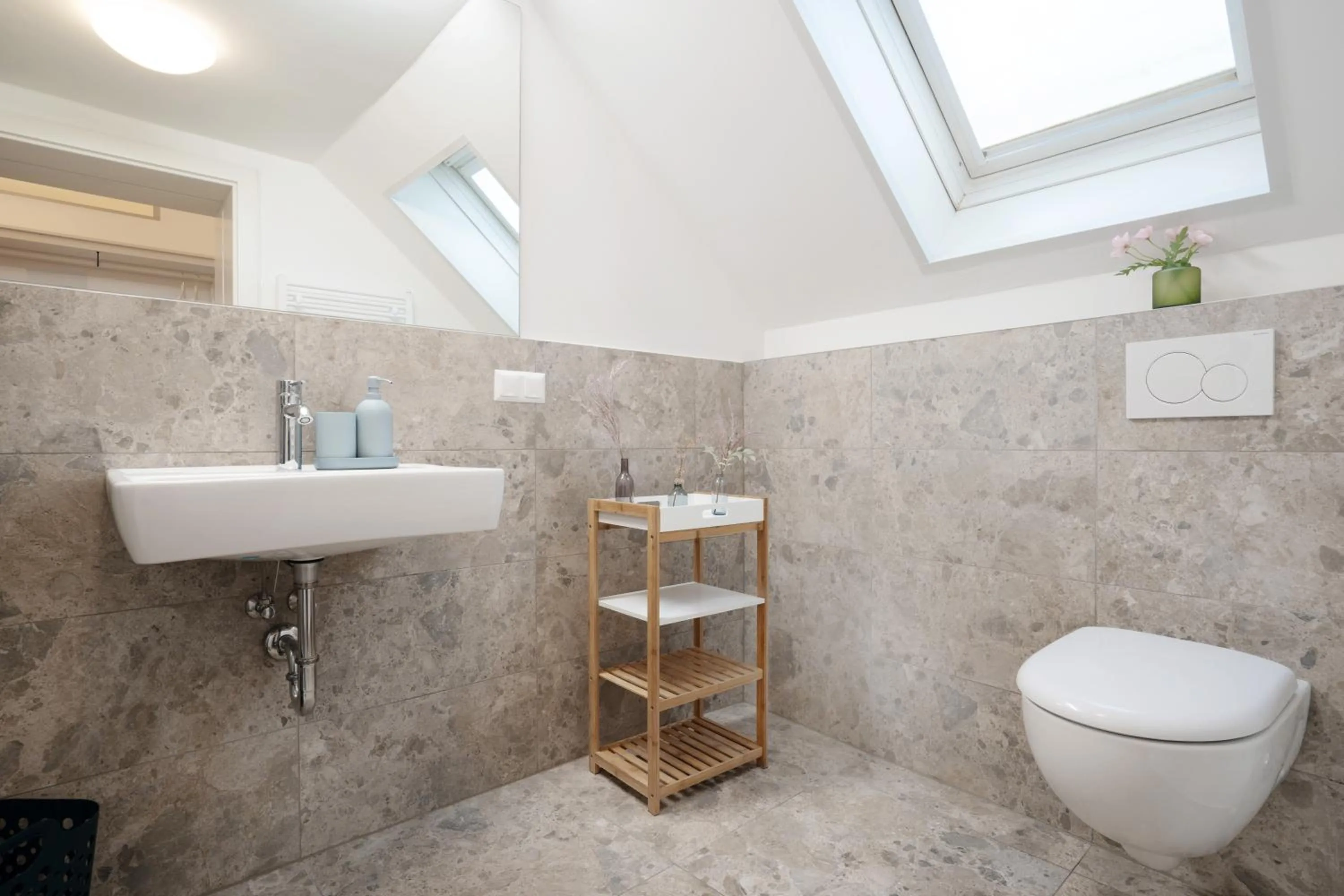 Shower in easy-flat Hauptplatz - City Center Apartments with a Kitchen