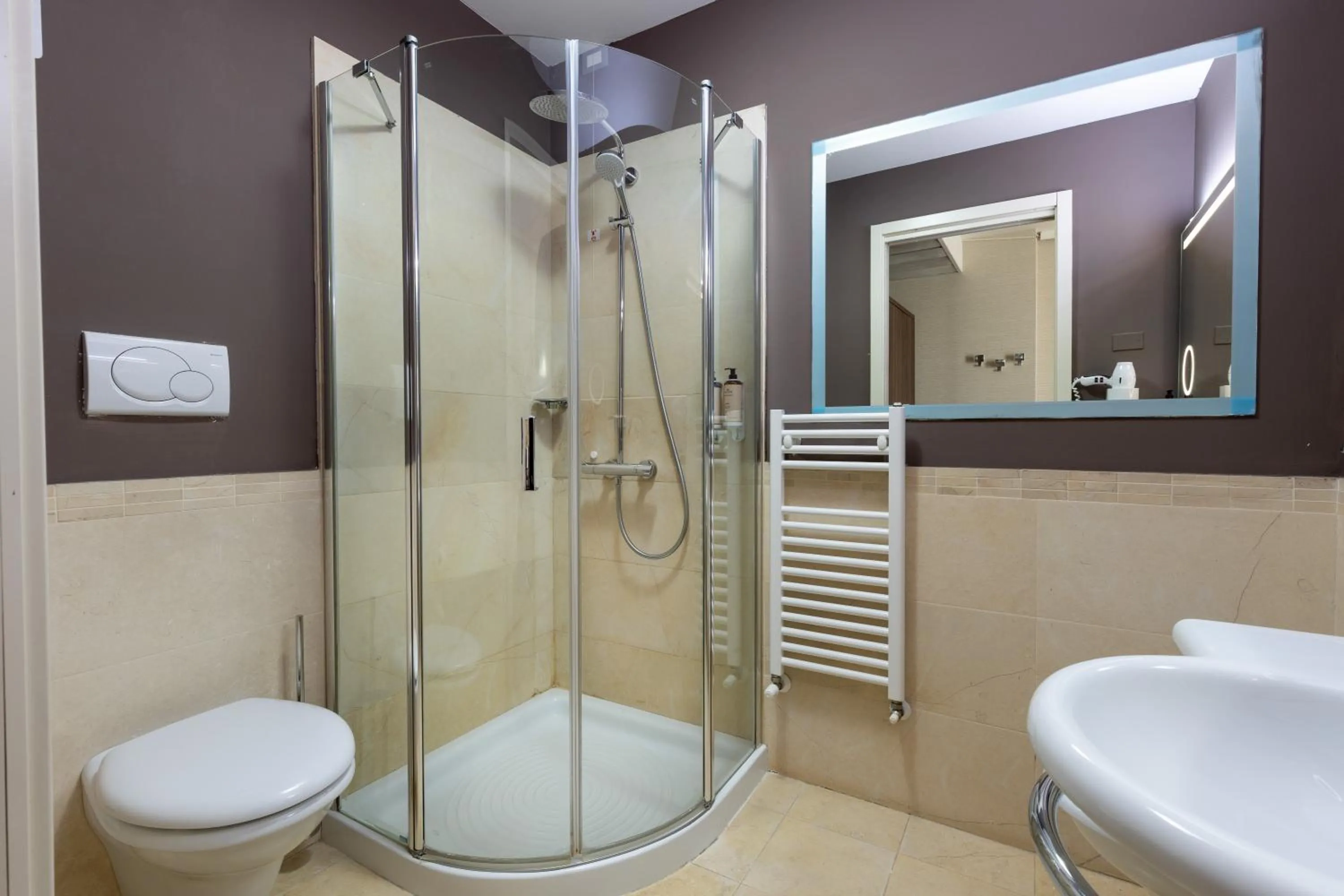 Shower in Mercure Rimini Lungomare