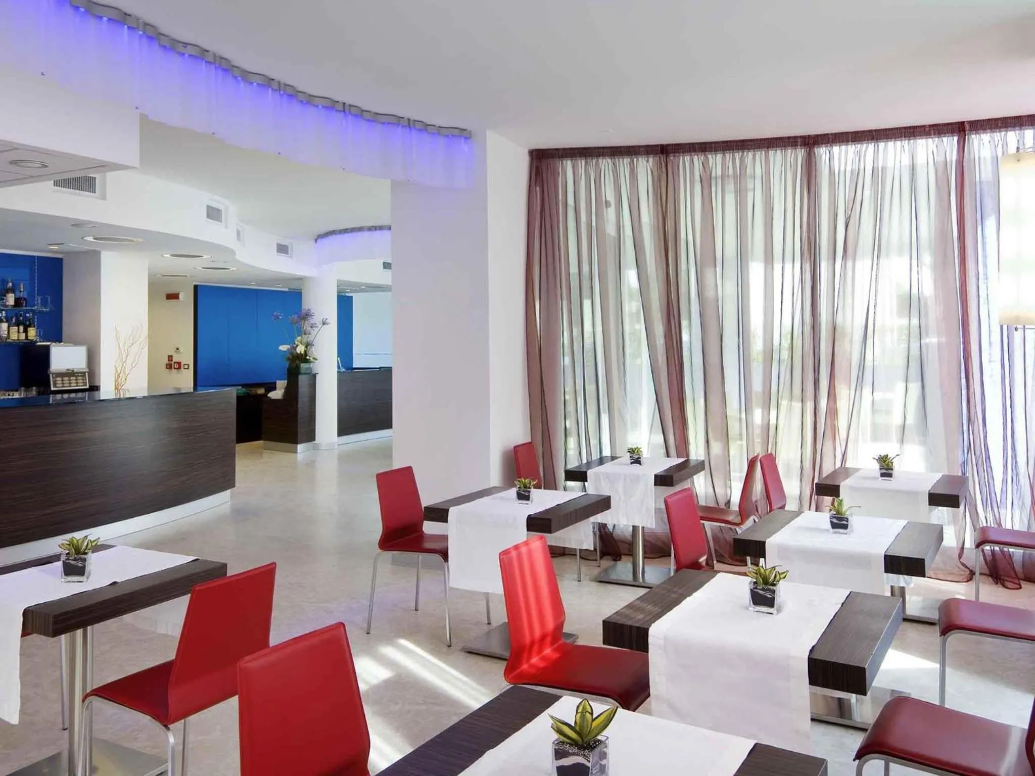 Lounge or bar in Mercure Rimini Lungomare