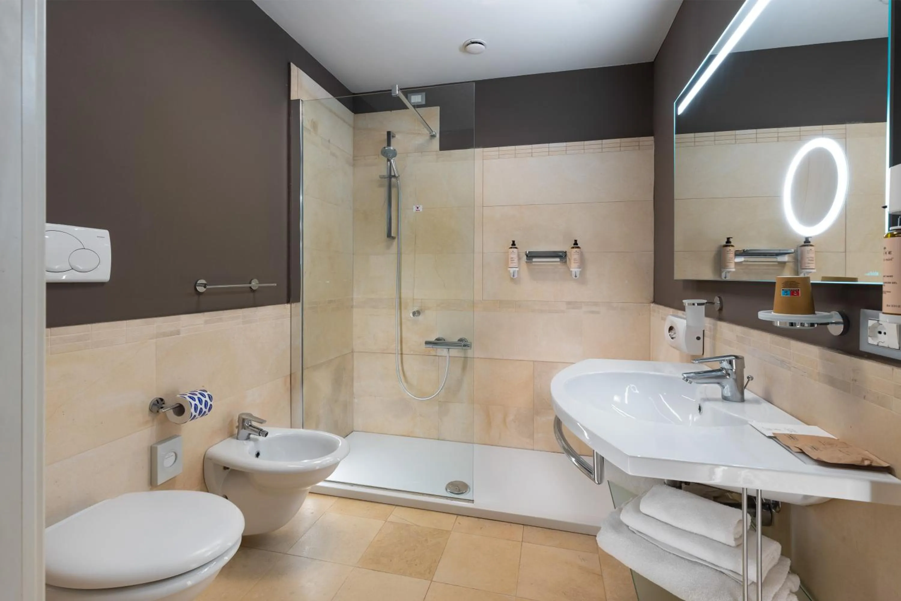 Shower in Mercure Rimini Lungomare