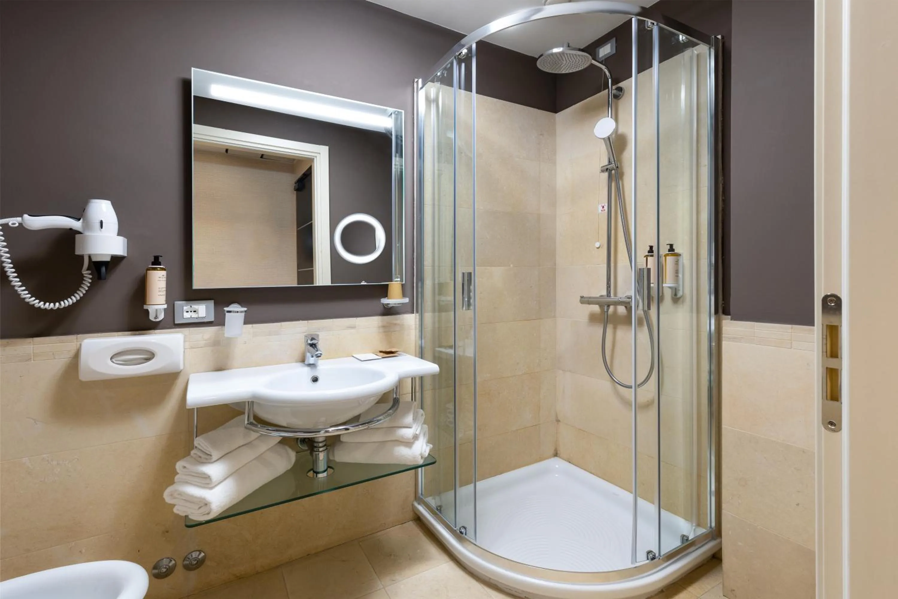 Shower in Mercure Rimini Lungomare