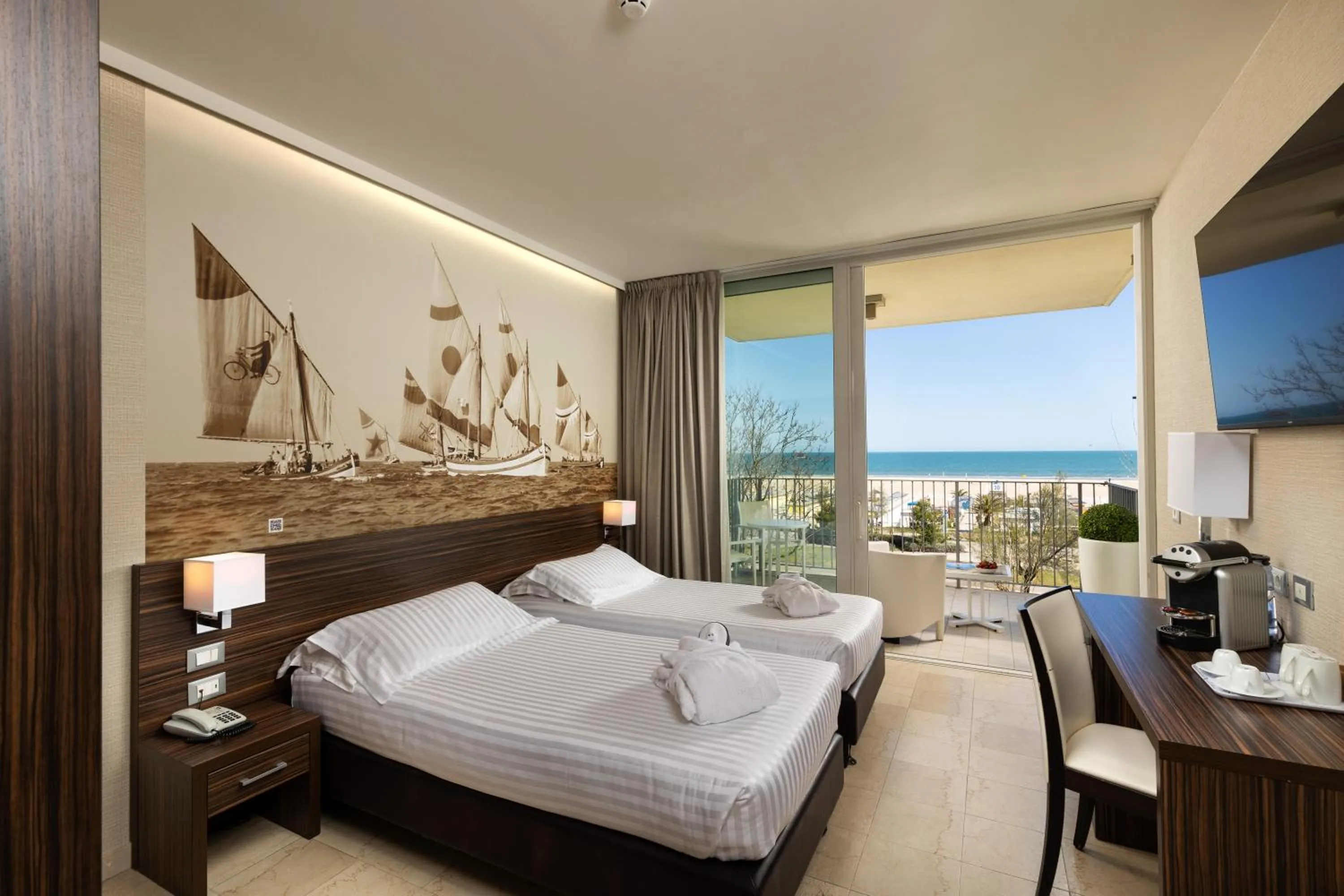 Balcony/Terrace, Bed in Mercure Rimini Lungomare