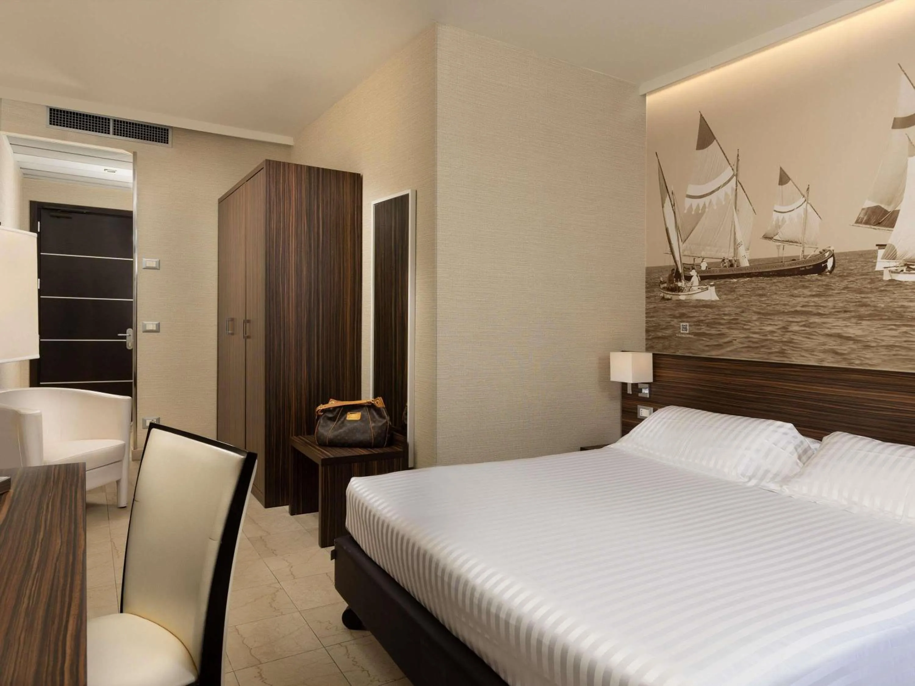 Bedroom, Bed in Mercure Rimini Lungomare