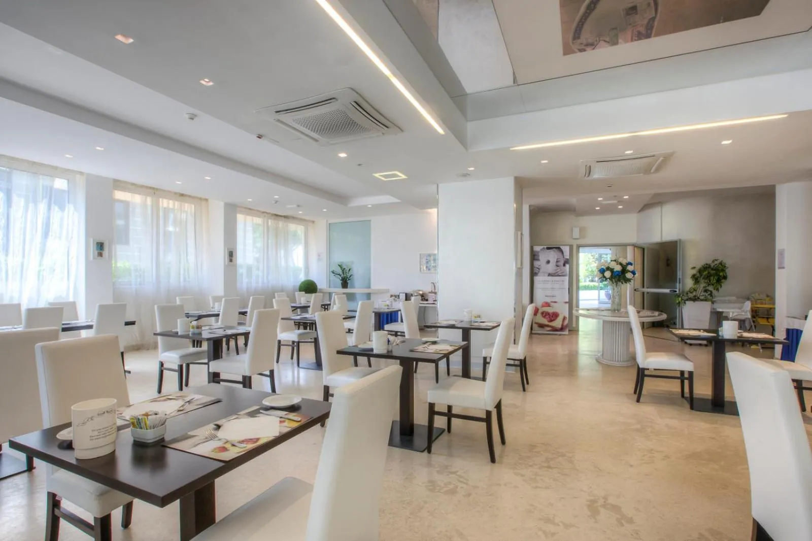 Dining area in Mercure Rimini Lungomare