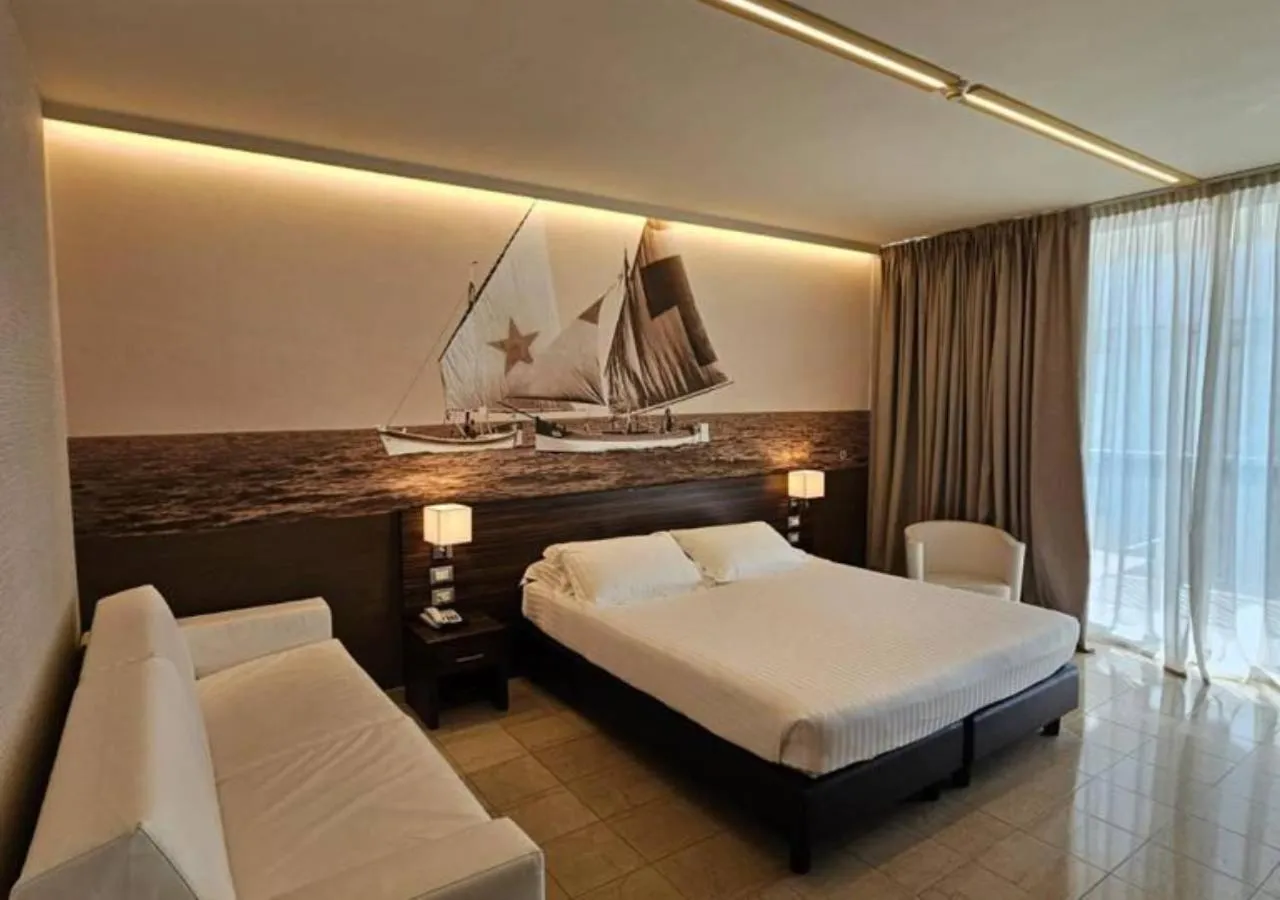 Photo of the whole room, Bed in Mercure Rimini Lungomare