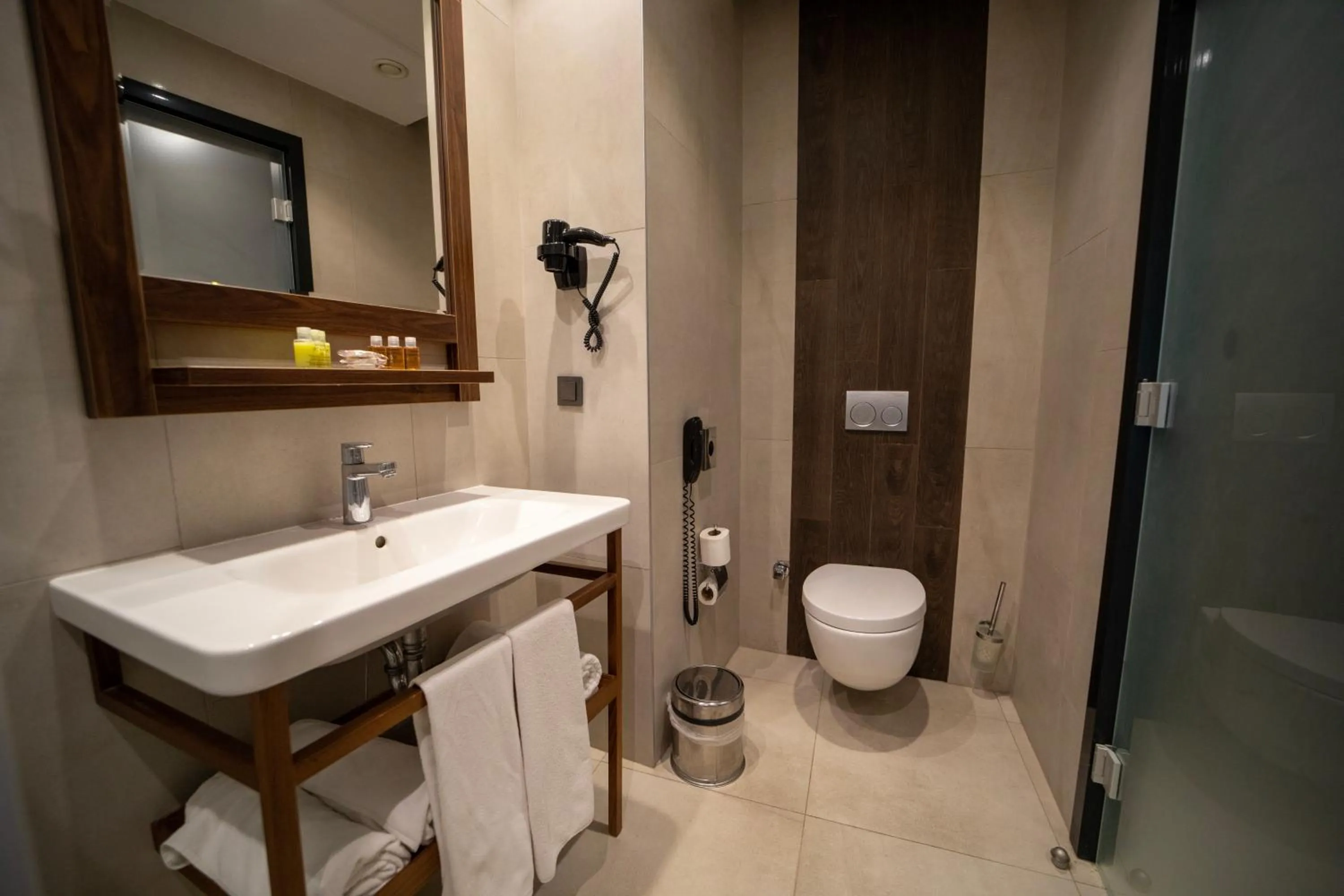 Toilet in Seven For Life Thermal Hotel