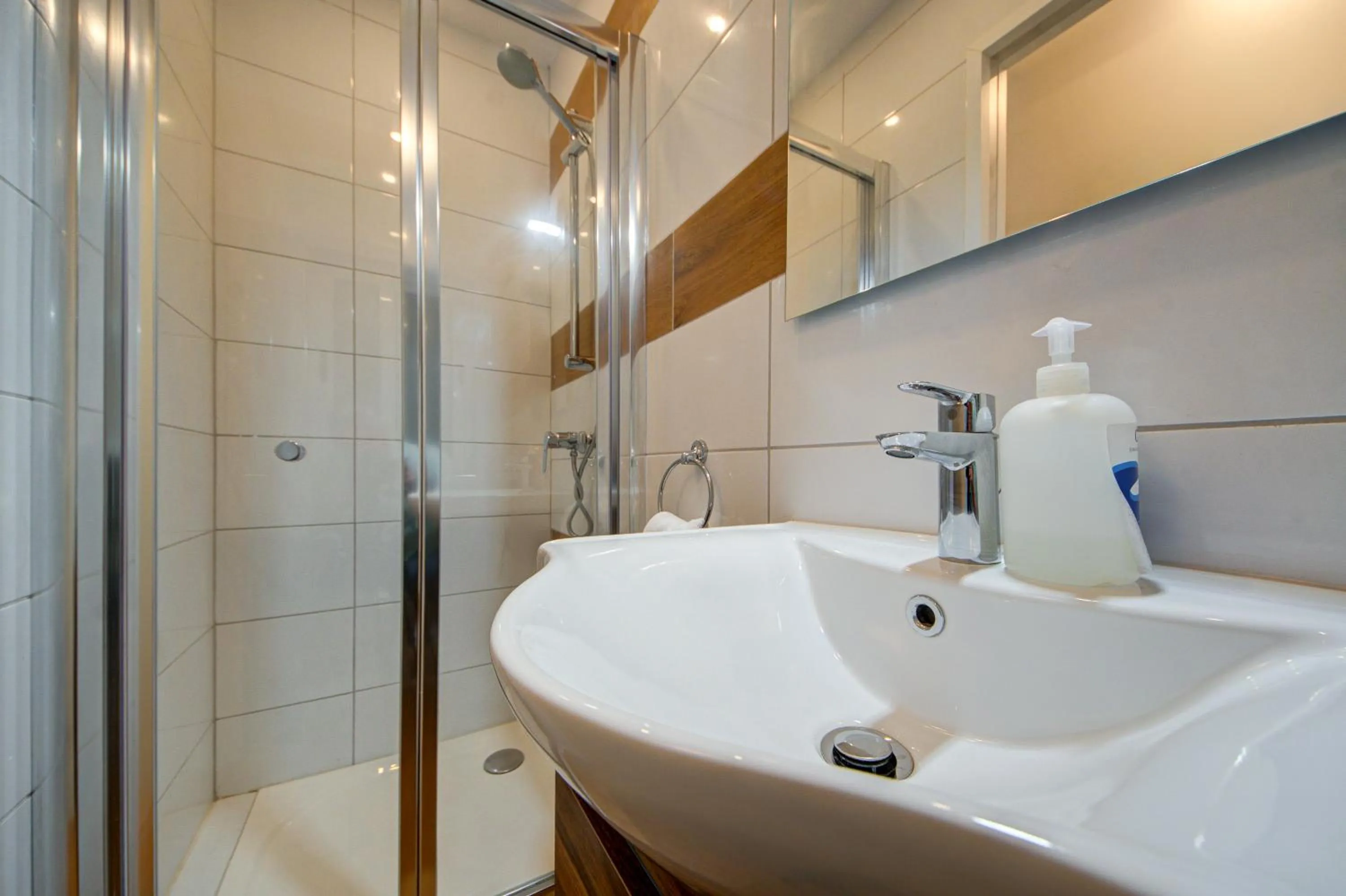 Shower in Marina Suites & apartments - Self catering - by Tritoni hotels