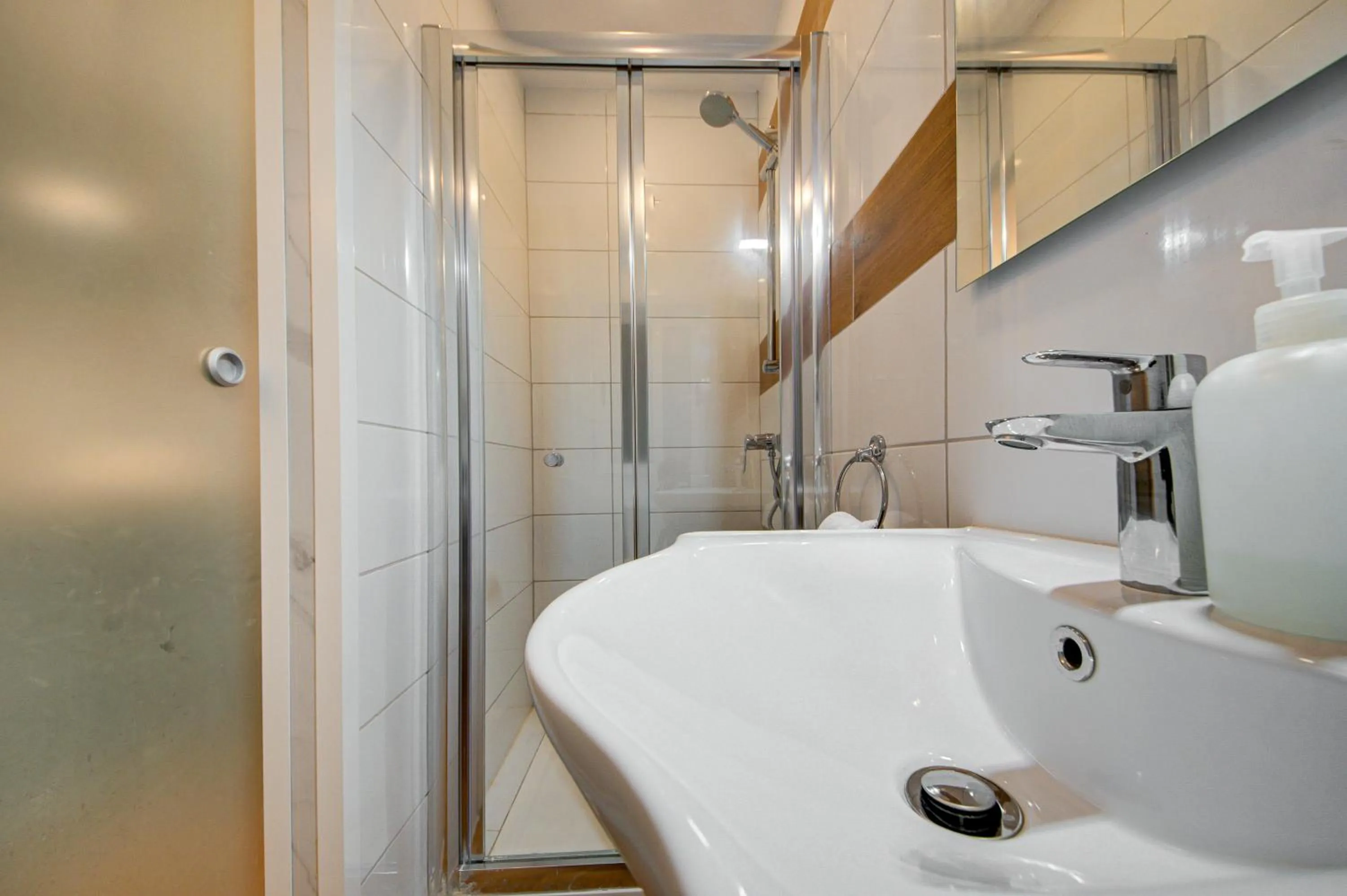 Shower in Marina Suites & apartments - Self catering - by Tritoni hotels