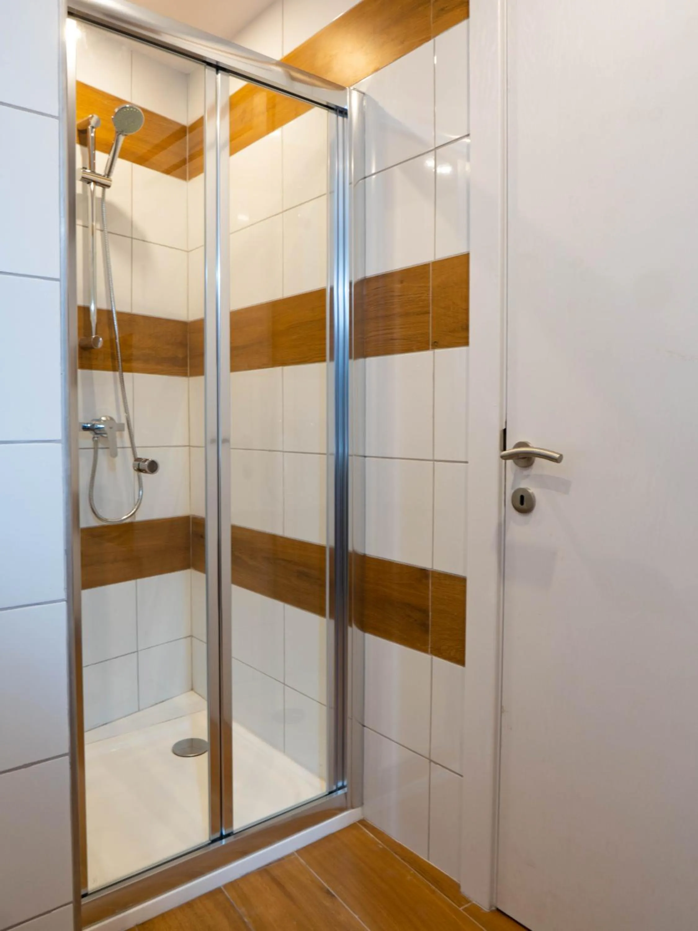 Shower in Marina Suites & apartments - Self catering - by Tritoni hotels