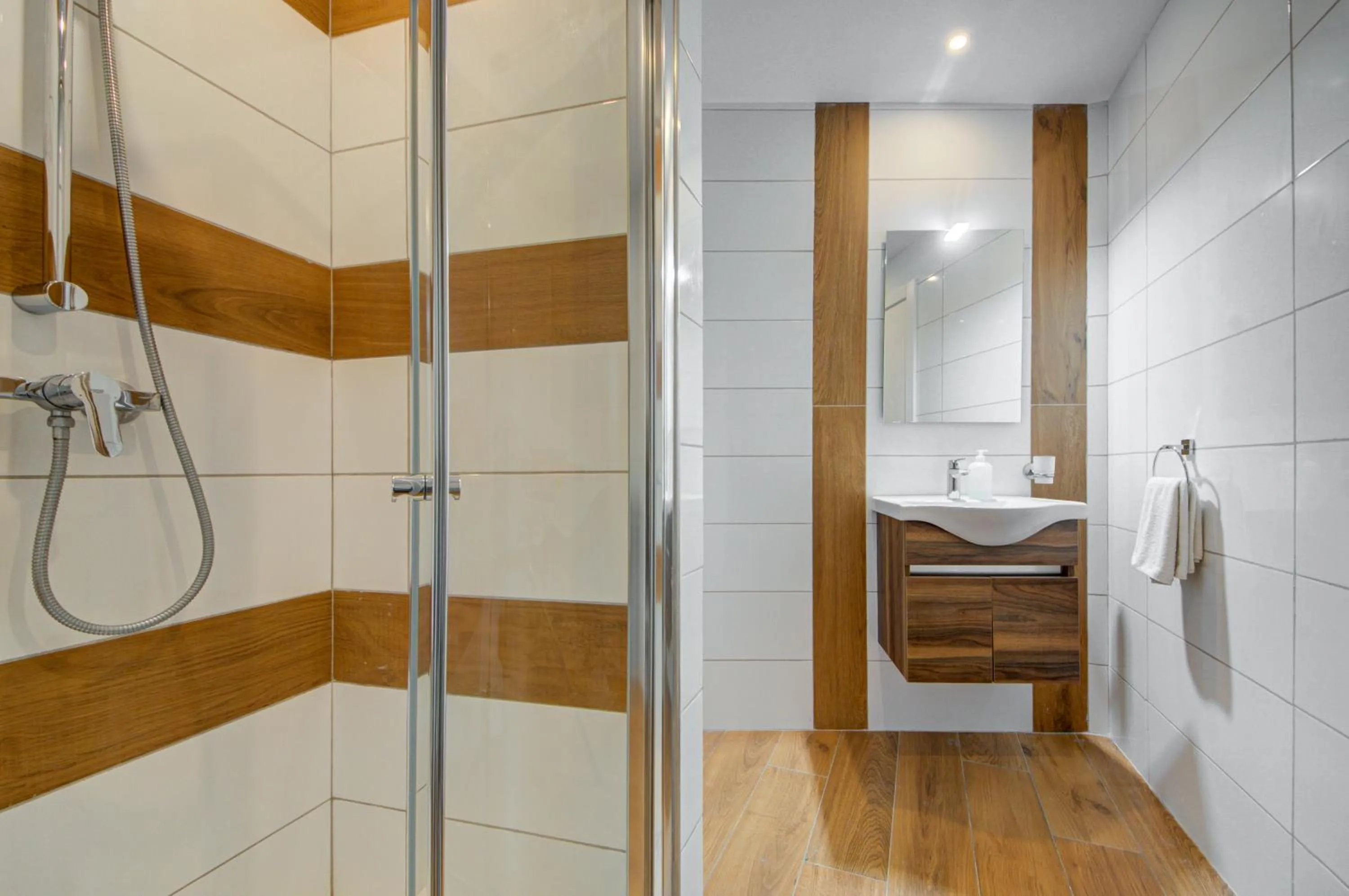 Shower in Marina Suites & apartments - Self catering - by Tritoni hotels