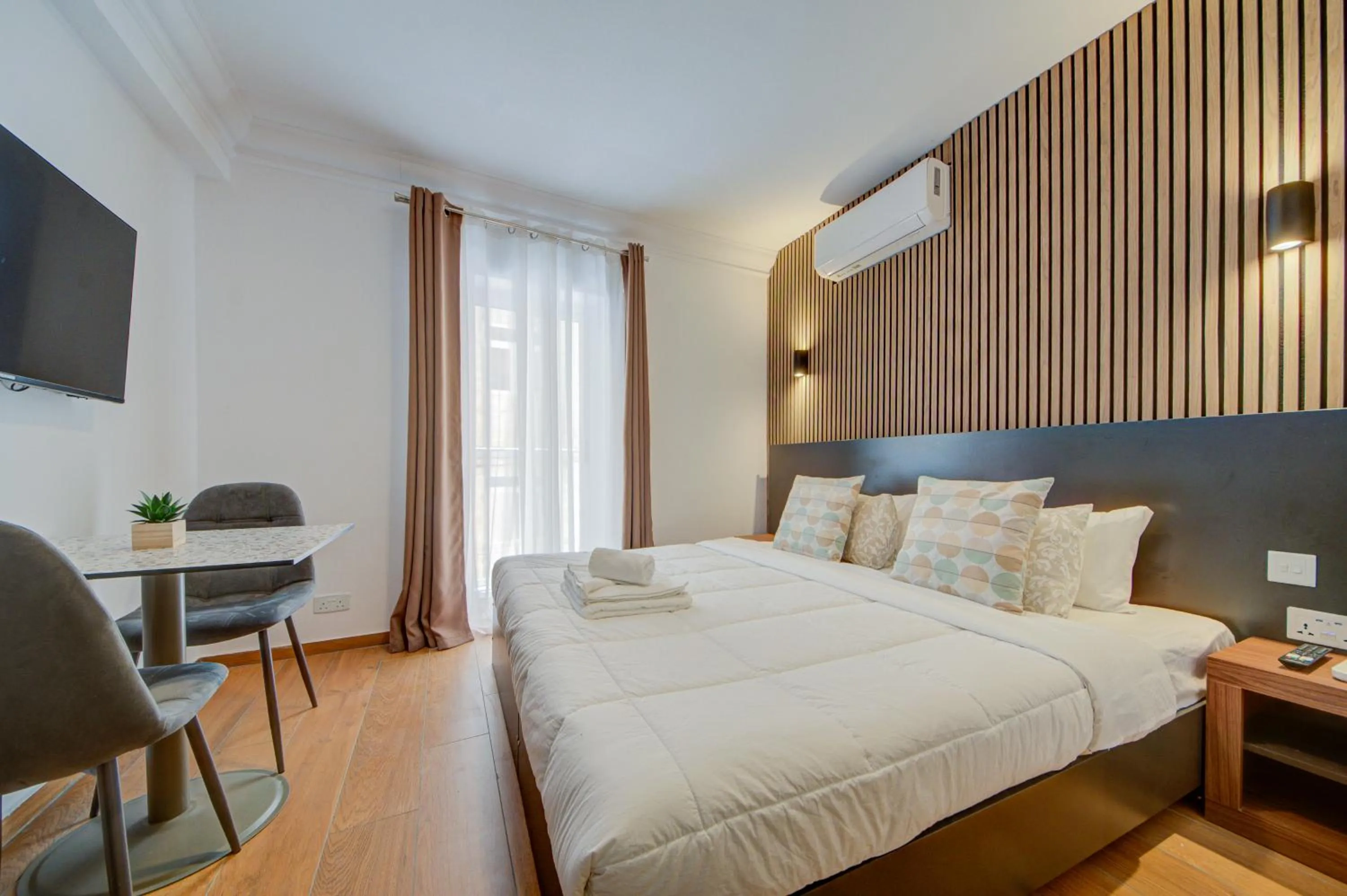 Balcony/Terrace, Bed in Marina Suites & apartments - Self catering - by Tritoni hotels