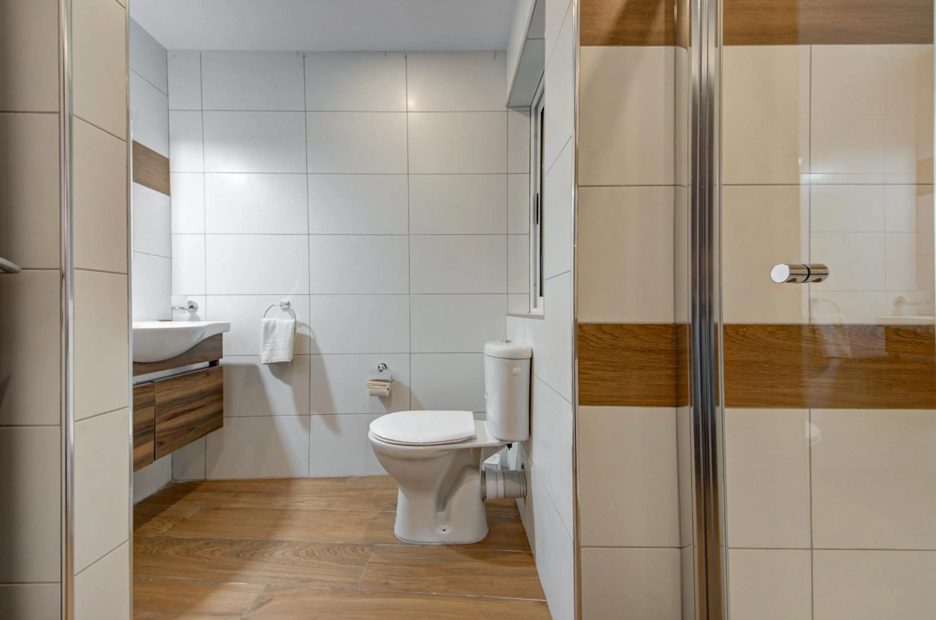 Shower in Marina Suites & apartments - Self catering - by Tritoni hotels