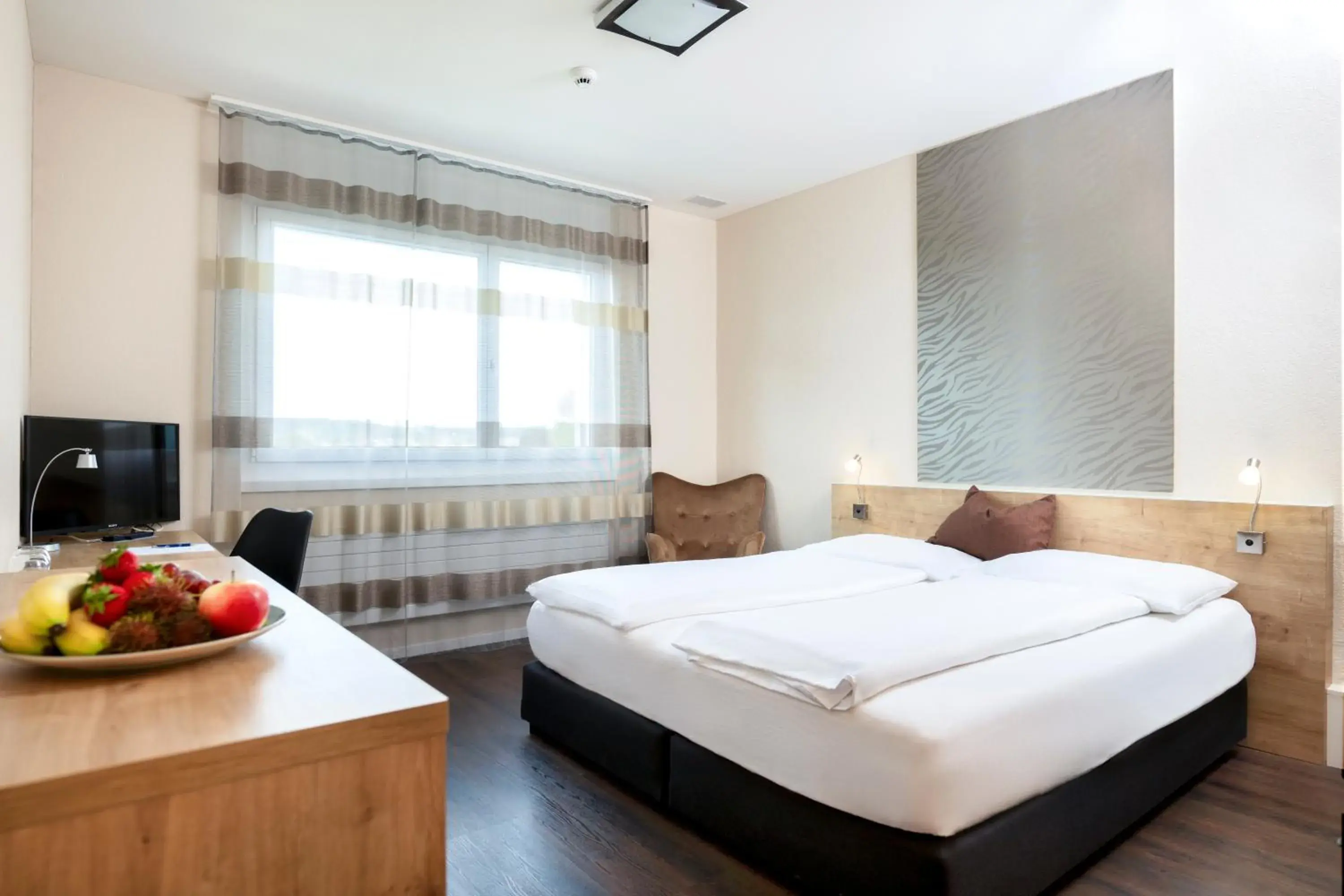 Comfort Double Room with Air-Conditioning in Villmergen Swiss Quality Hotel Comfort Double Room with Air-Conditioning in Villmergen Swiss Quality Hotel