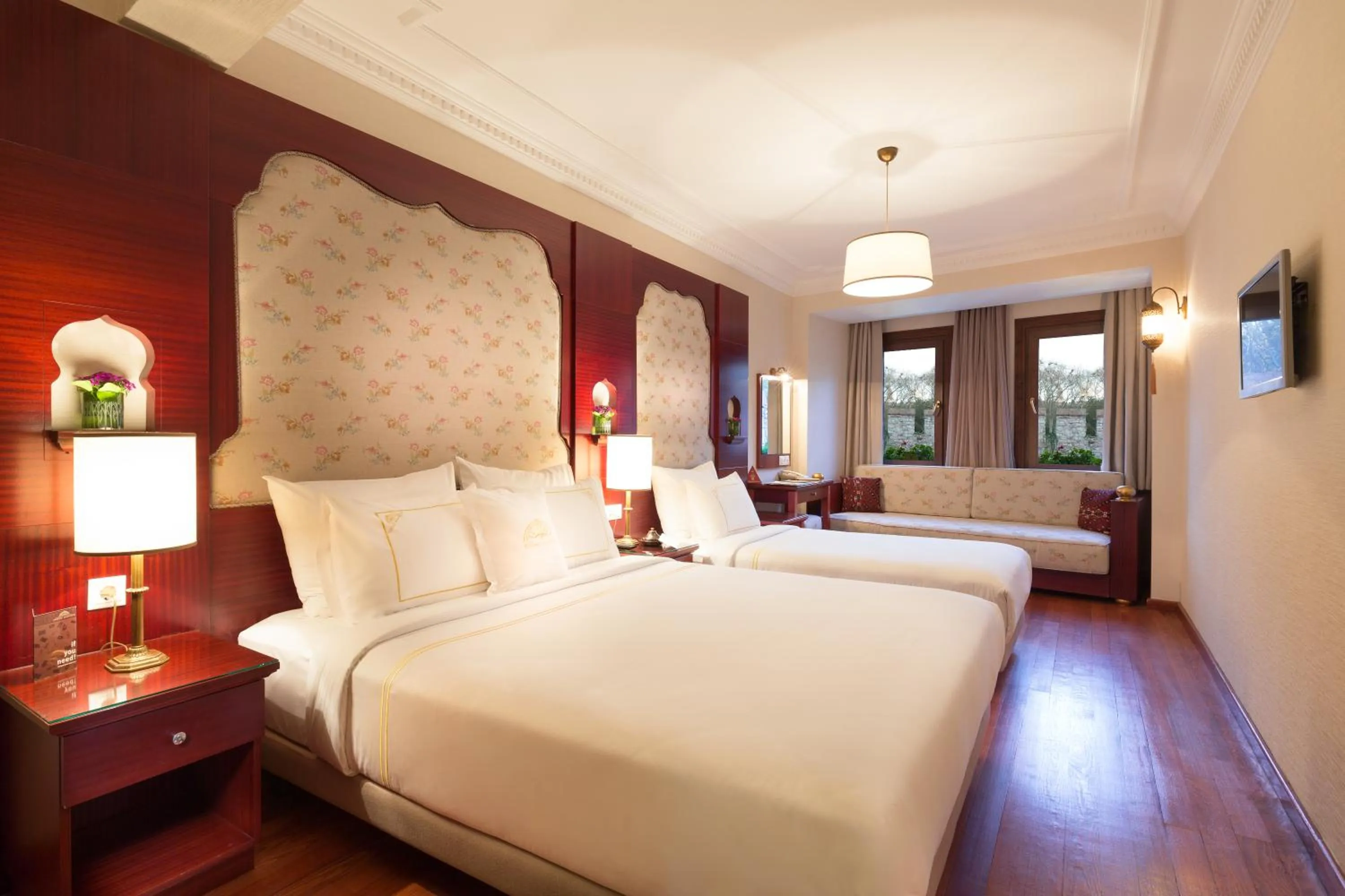 Photo of the whole room, Bed in Sirkeci Mansion