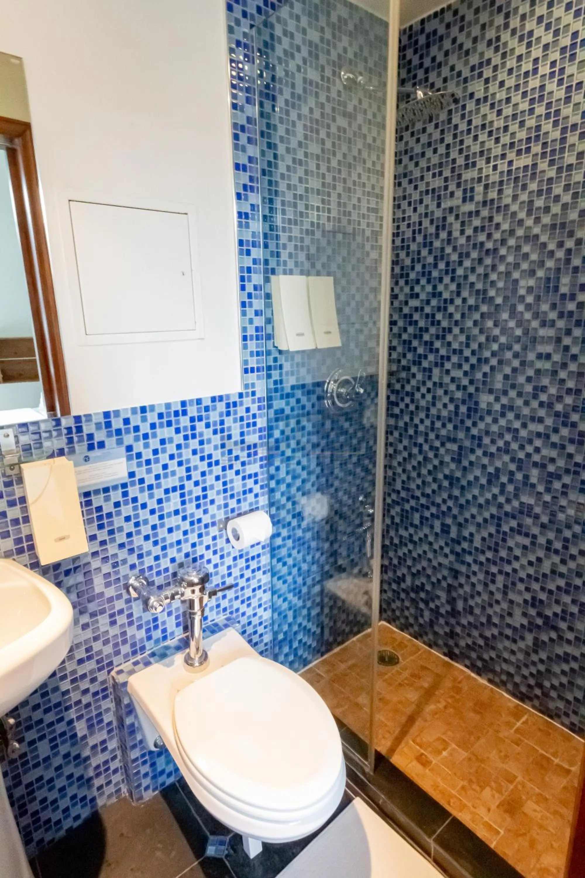 Shower in JG Sohotel