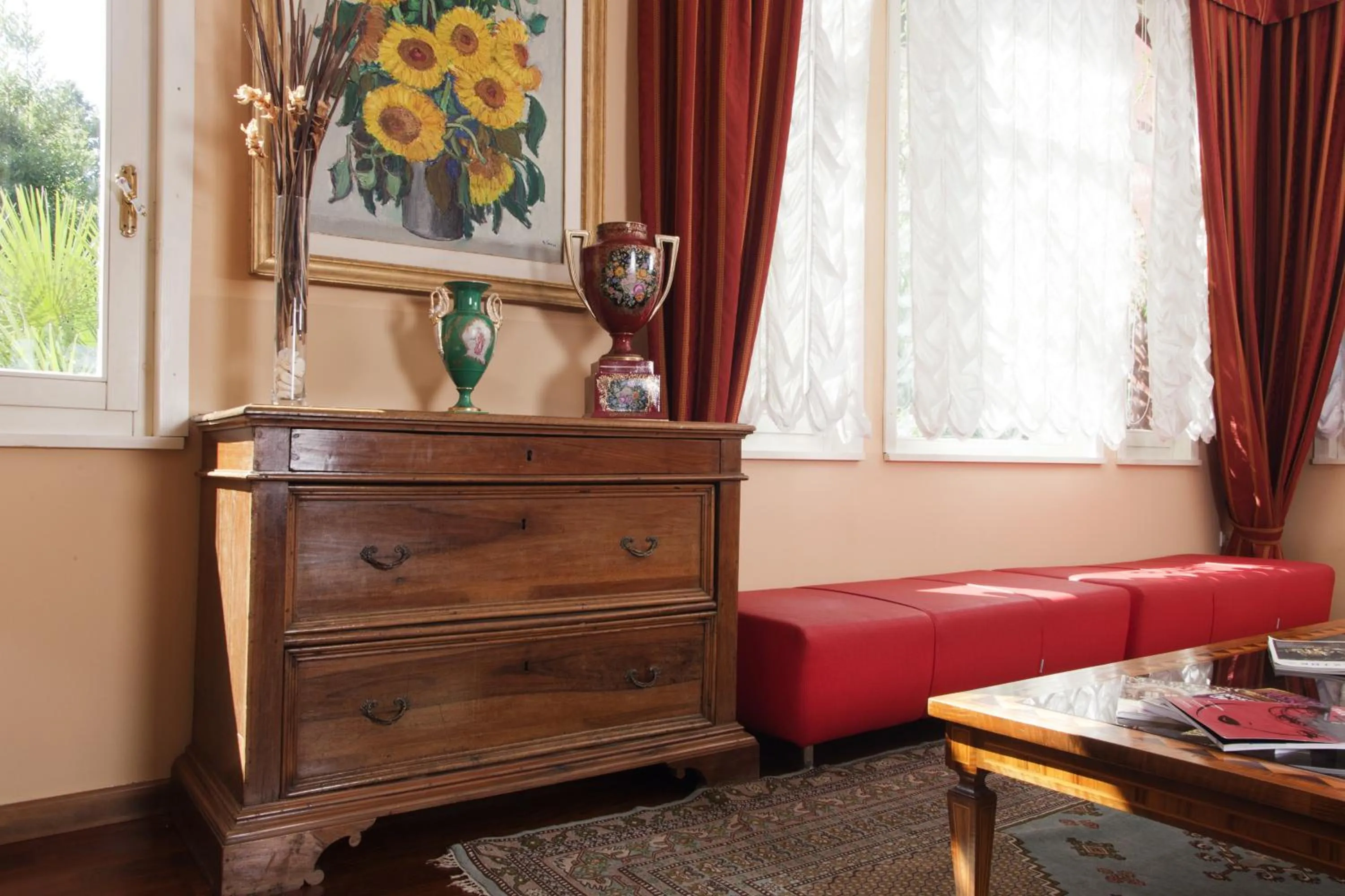 Communal lounge/ TV room in Hotel Villa Pigna