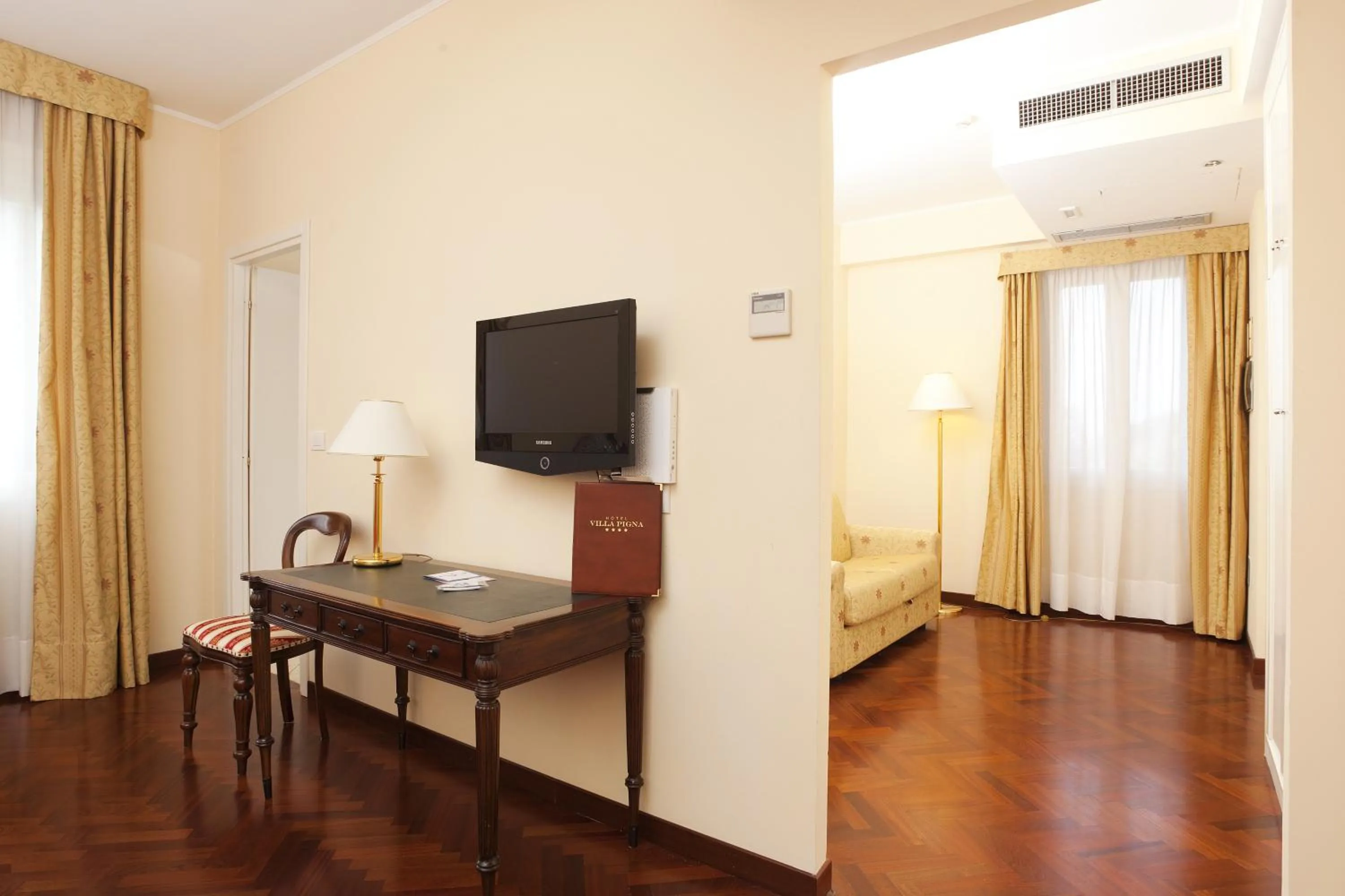 Decorative detail, Bed in Hotel Villa Pigna