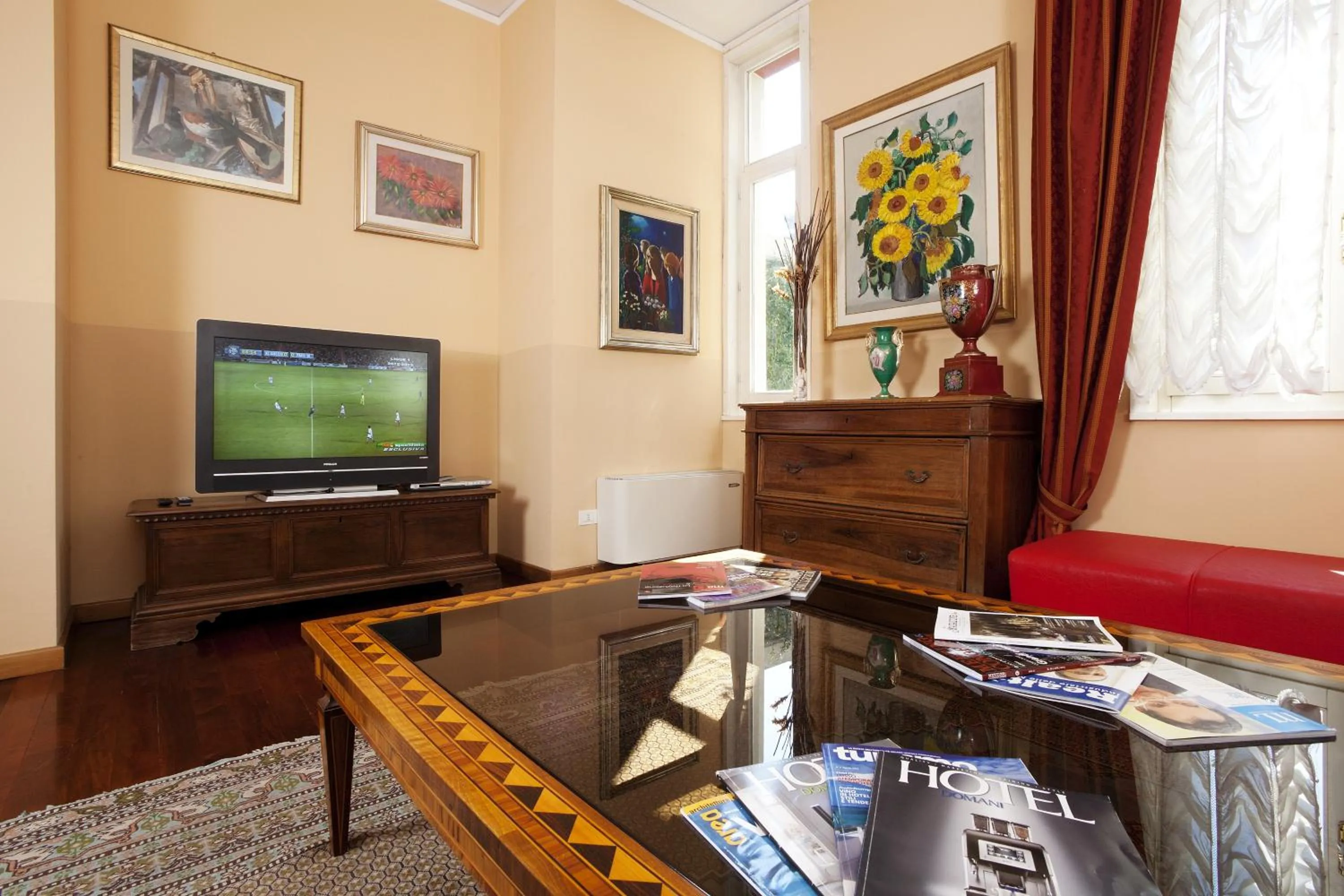 Communal lounge/ TV room in Hotel Villa Pigna