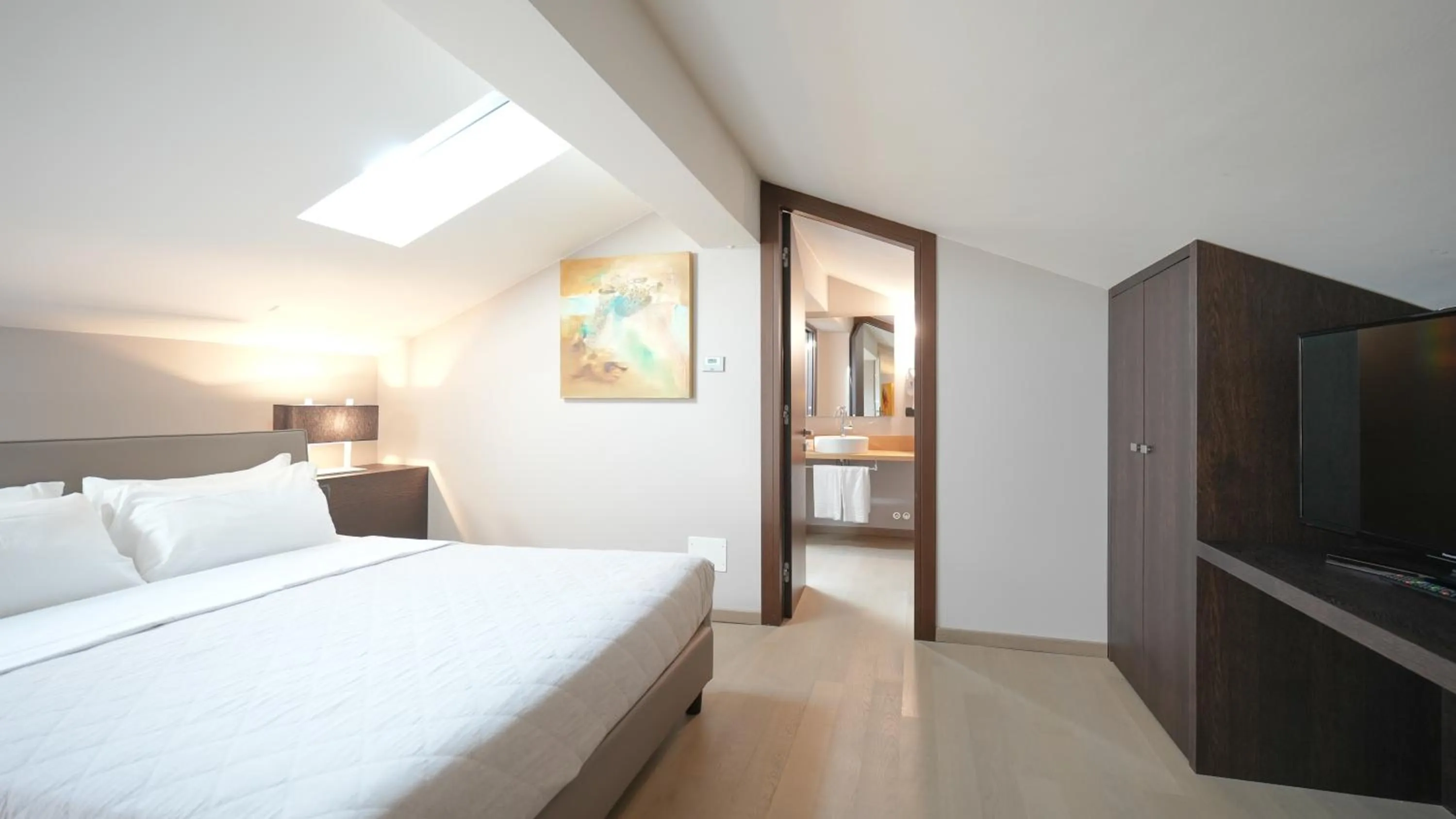 Communal lounge/ TV room, Bed in Hotel Europa