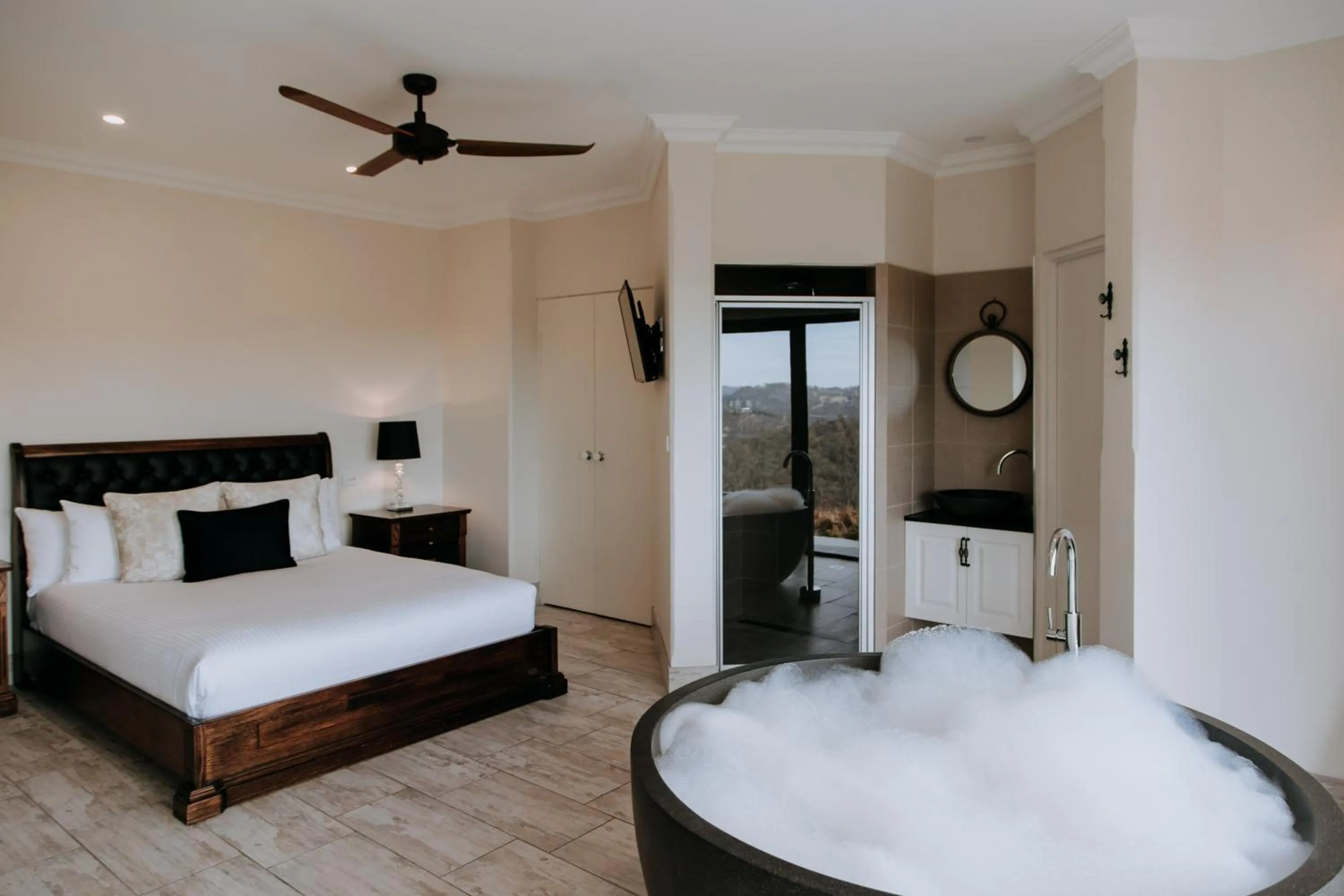 Photo of the whole room, Bed in Eagle View Escape