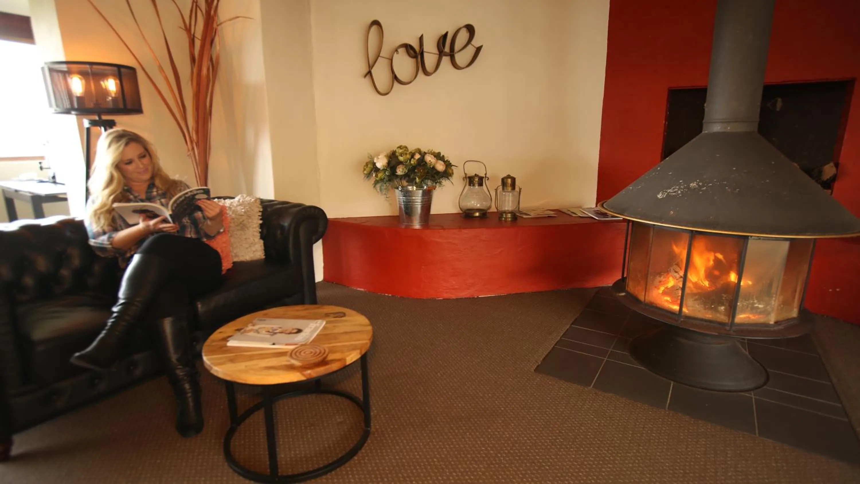 Seating area in Eagle View Escape