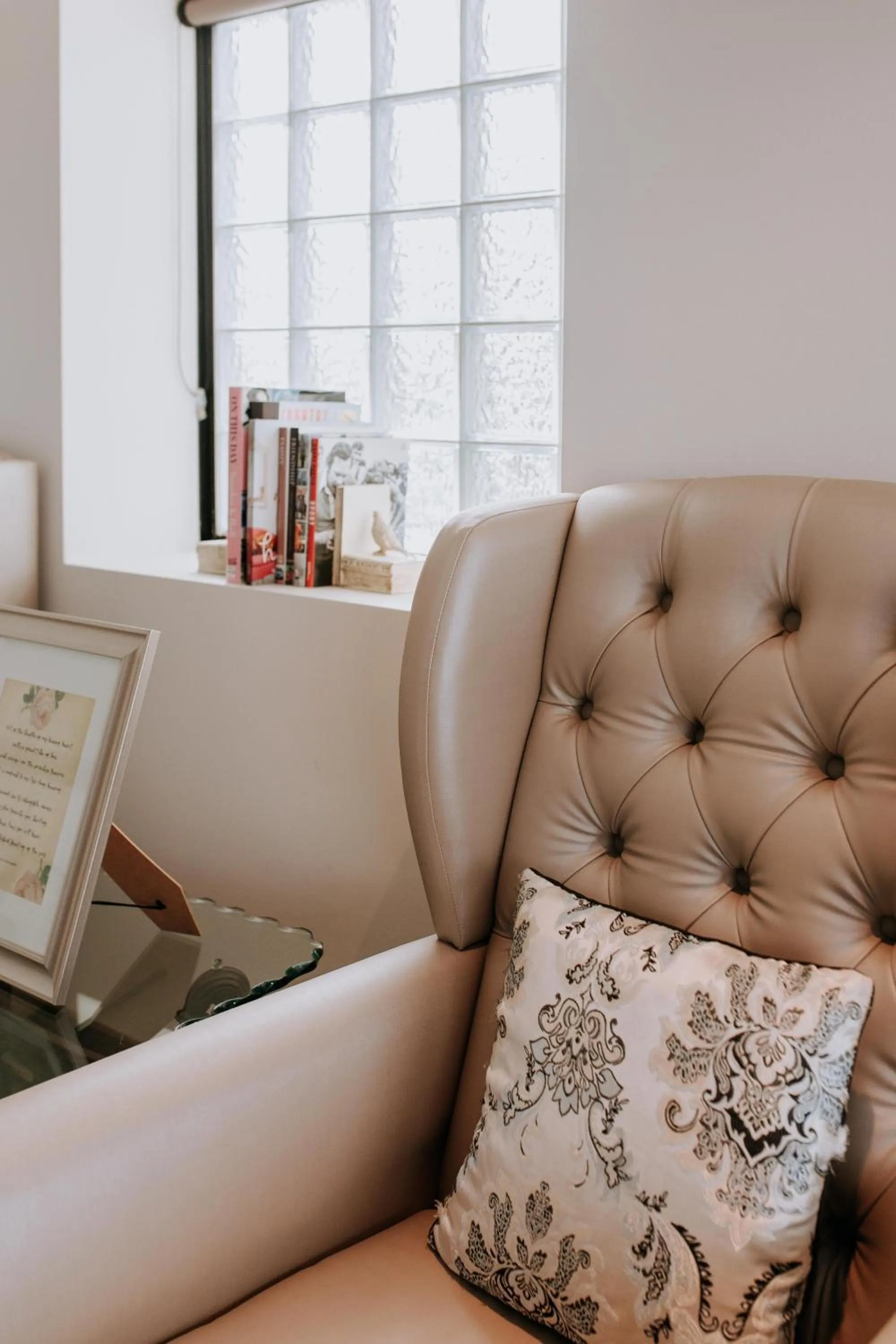 Seating area in Eagle View Escape