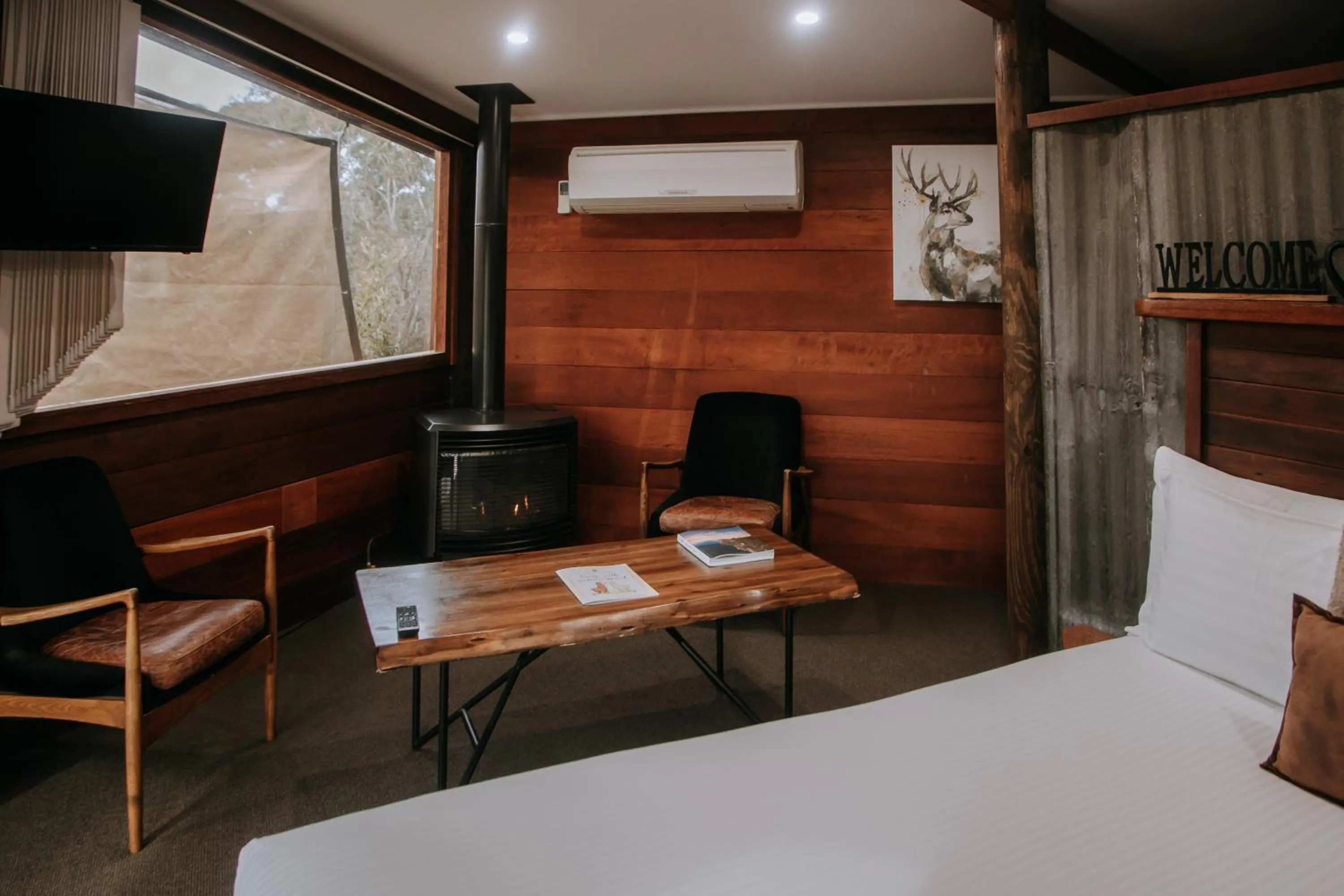 Photo of the whole room, Bed in Eagle View Escape