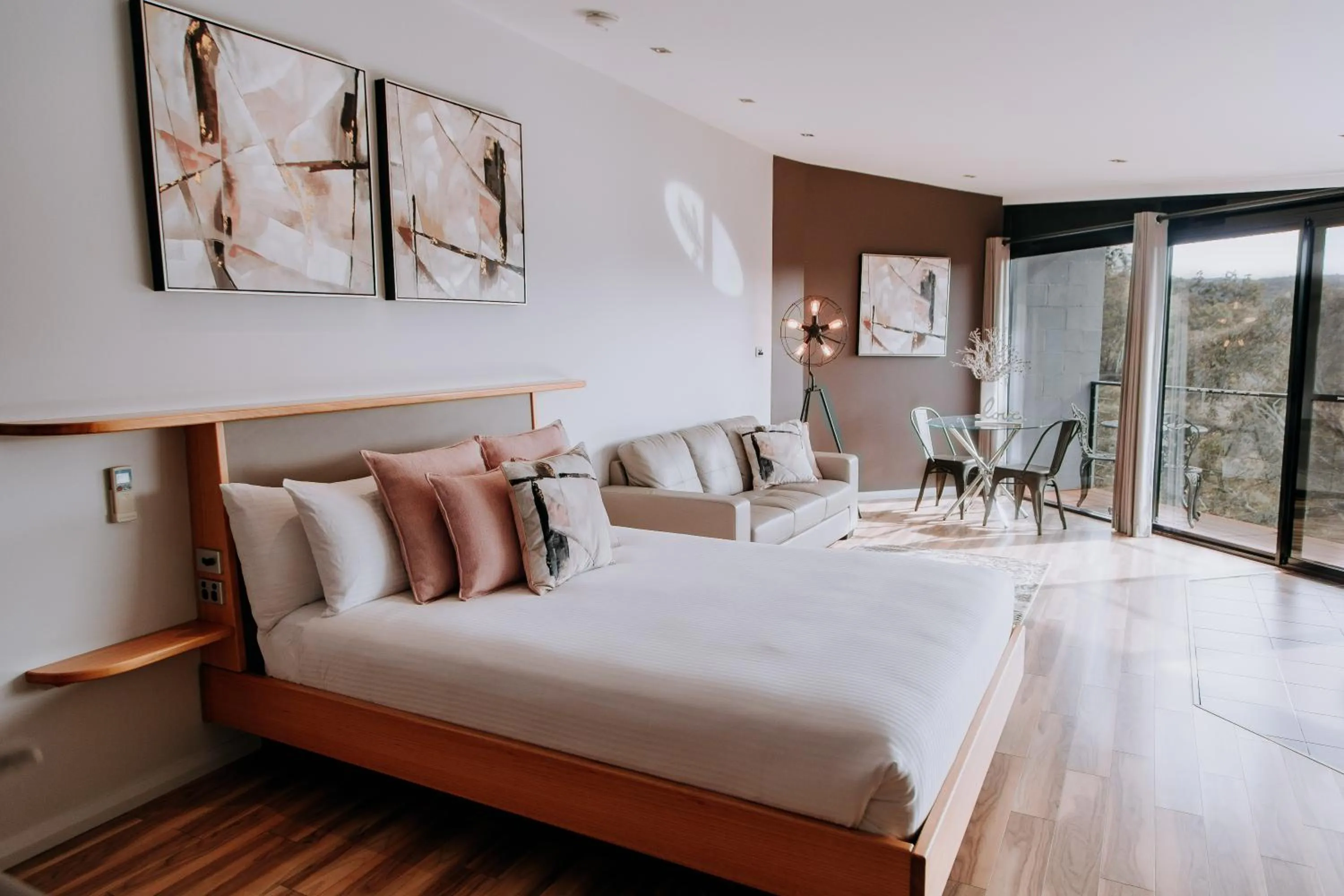 Photo of the whole room, Bed in Eagle View Escape