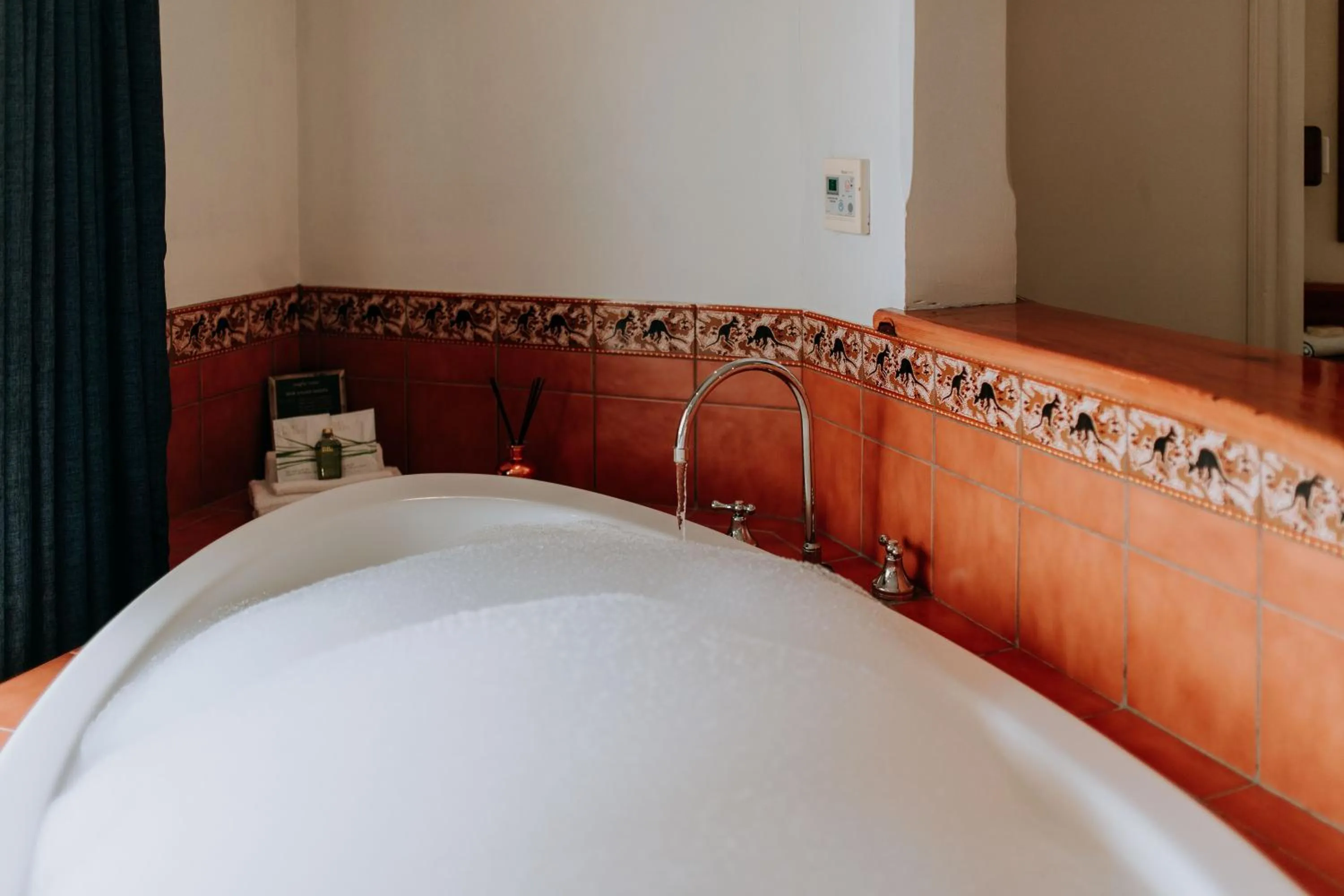 Hot Tub, Bed in Eagle View Escape