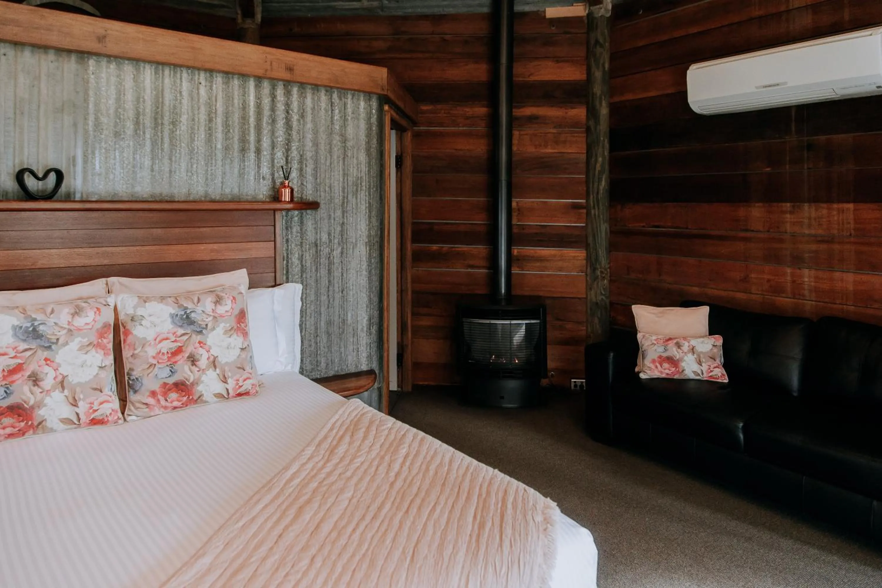 Photo of the whole room, Bed in Eagle View Escape