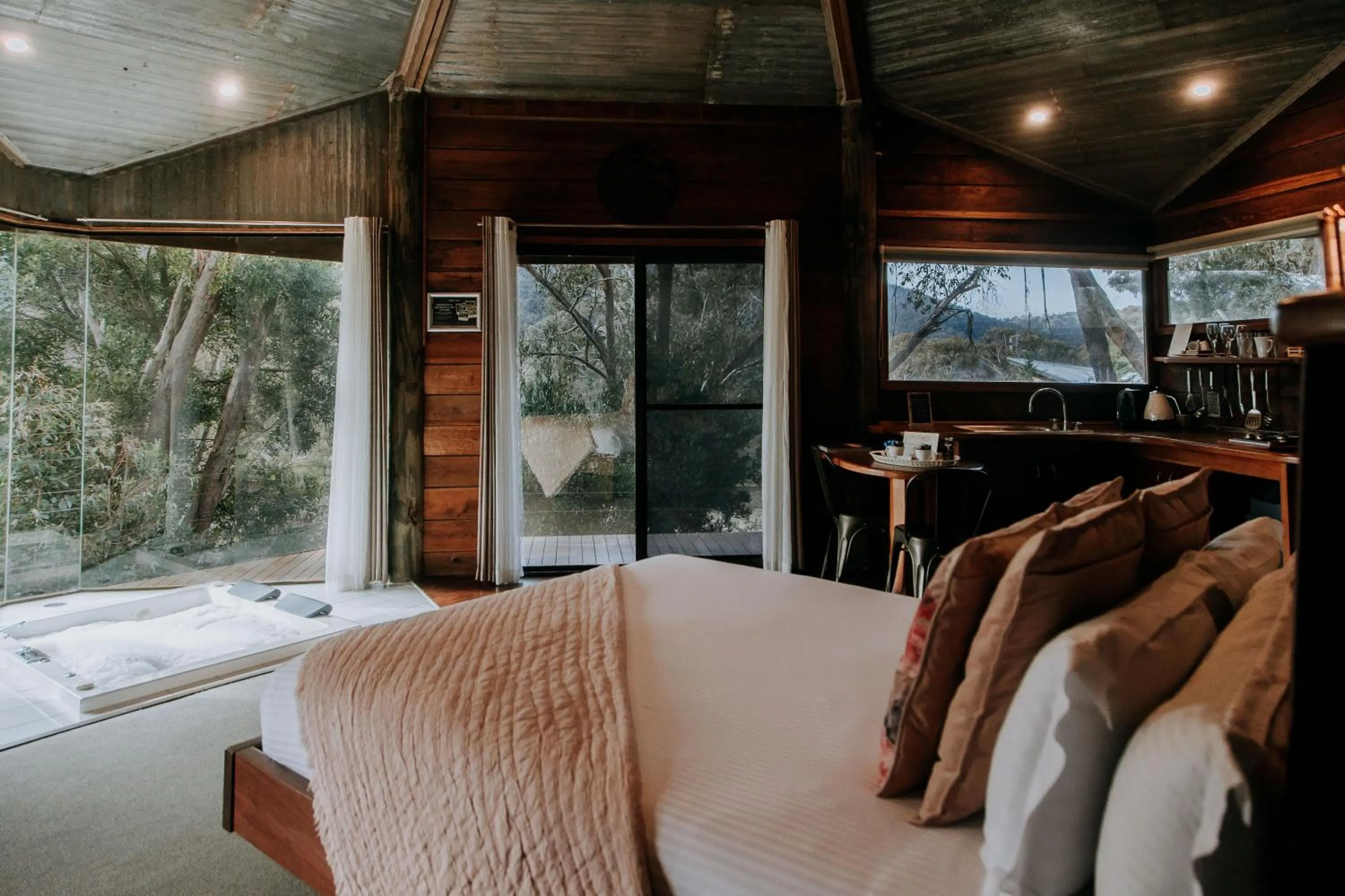 Photo of the whole room, Bed in Eagle View Escape