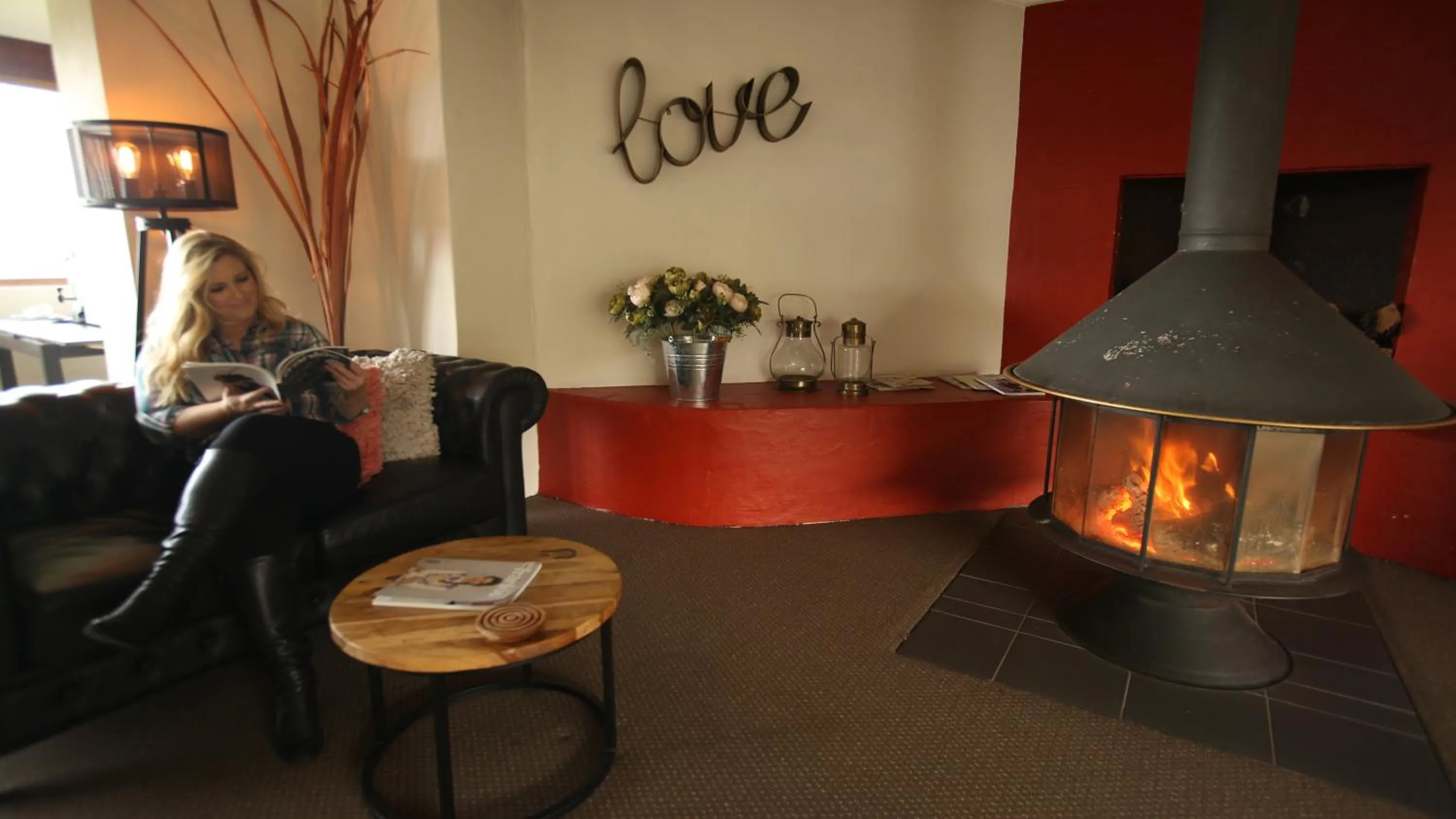 Seating area in Eagle View Escape