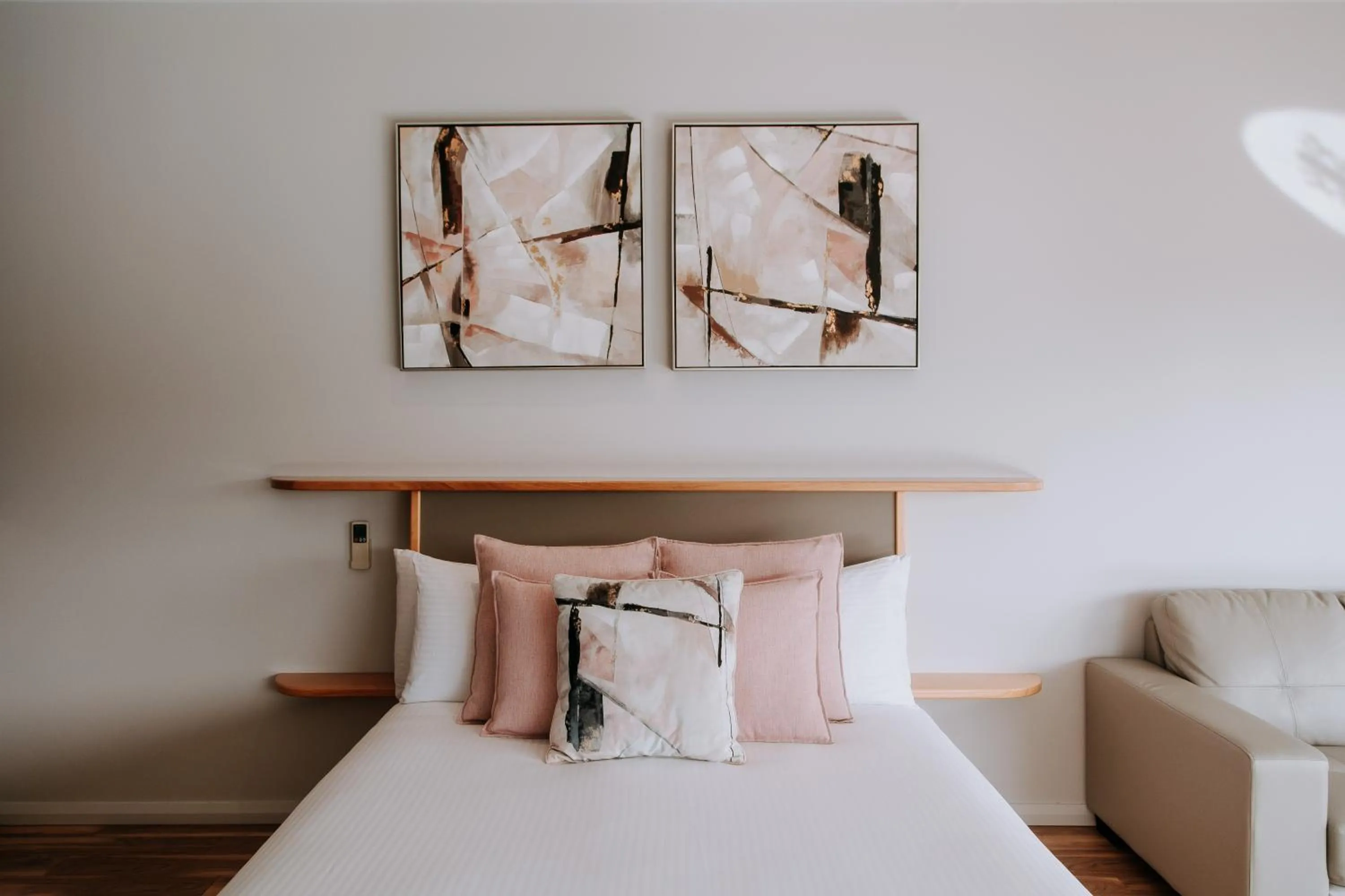 Decorative detail, Bed in Eagle View Escape