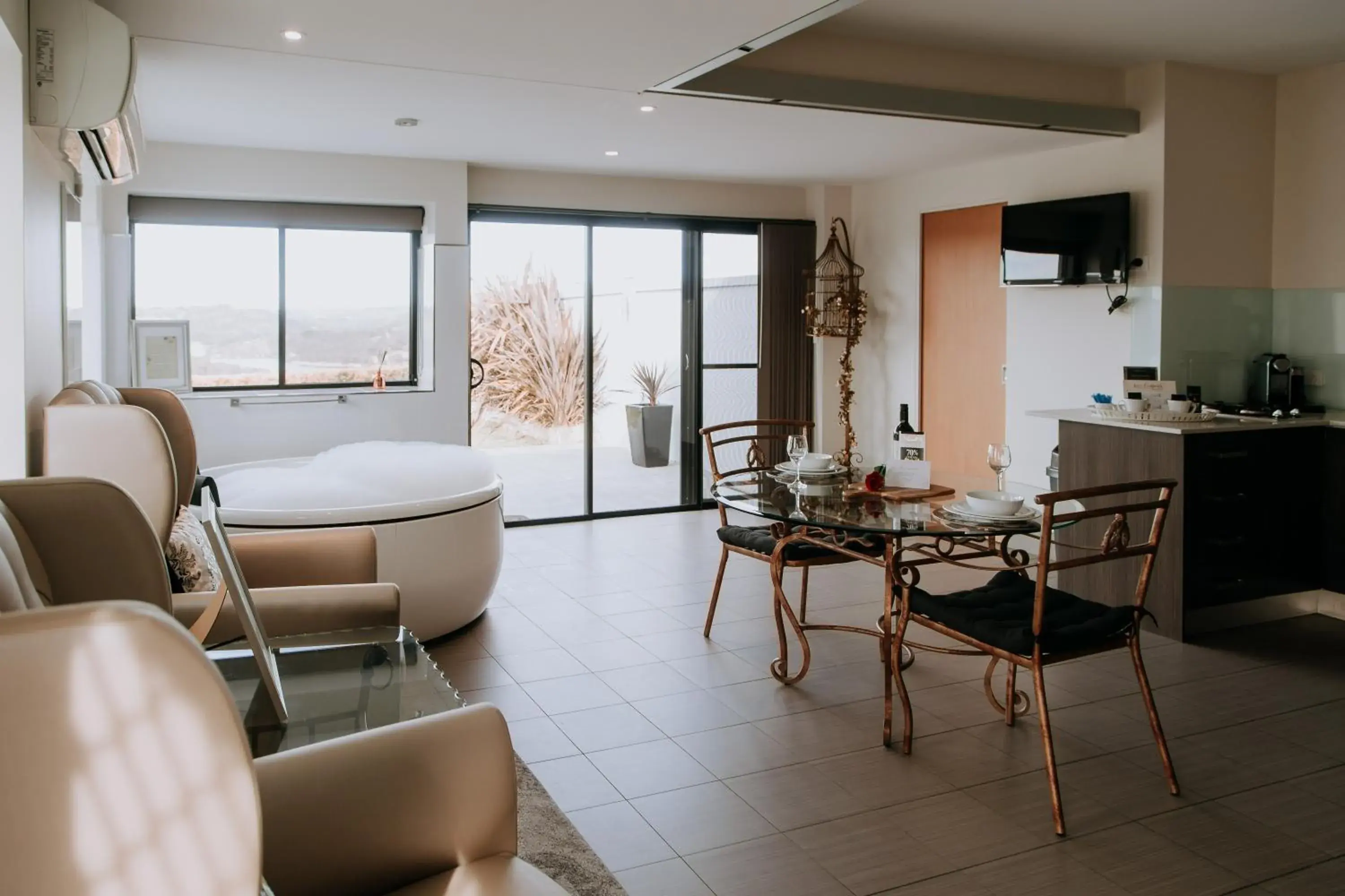 King Suite with Spa Bath in Eagle View Escape King Suite with Spa Bath in Eagle View Escape