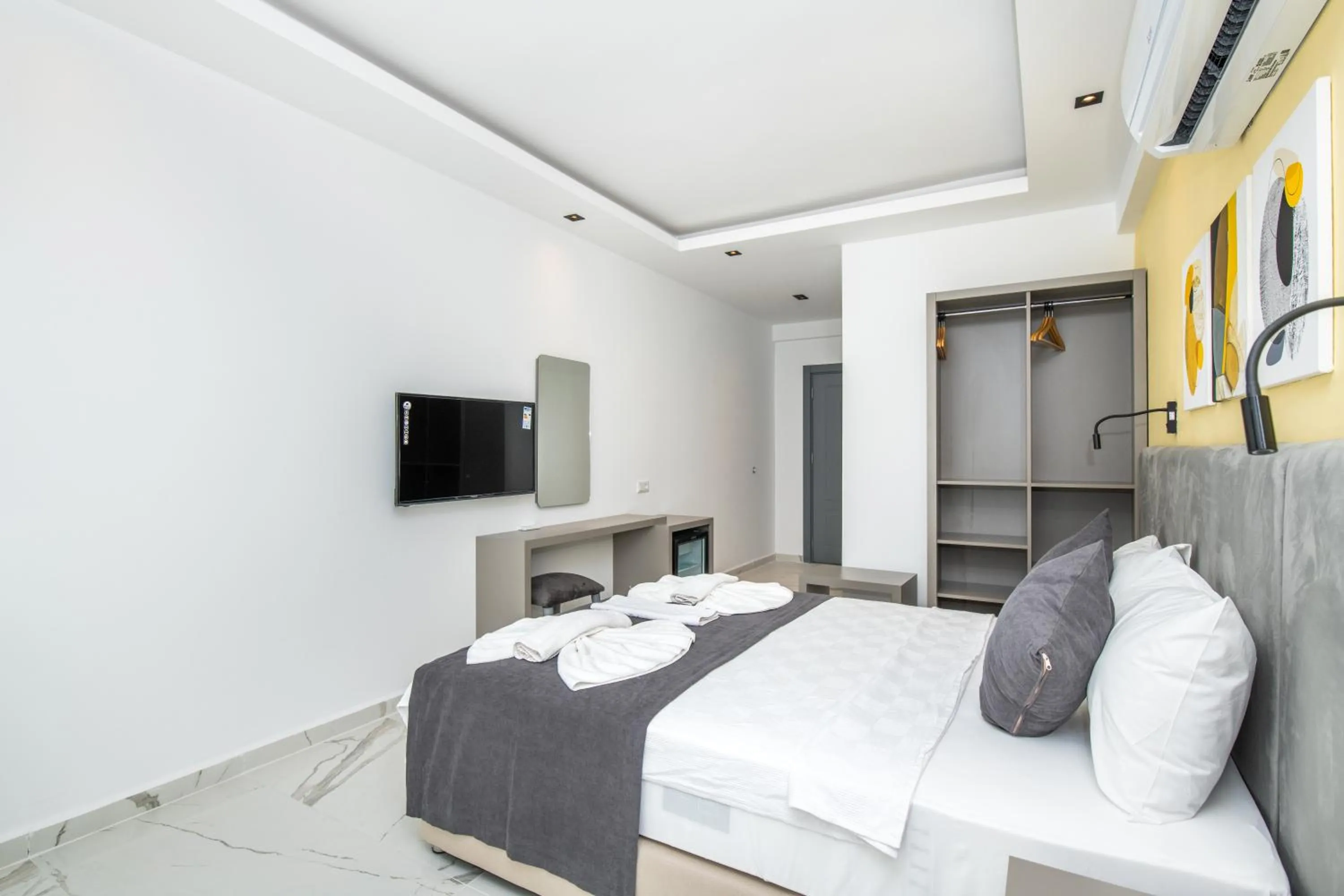 Photo of the whole room in Leonis Hotel