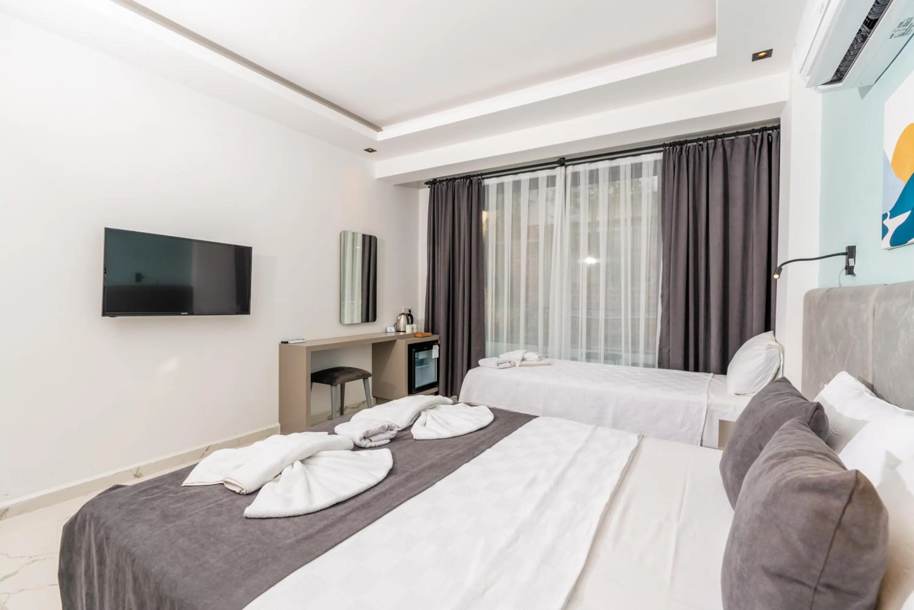 Photo of the whole room in Leonis Hotel