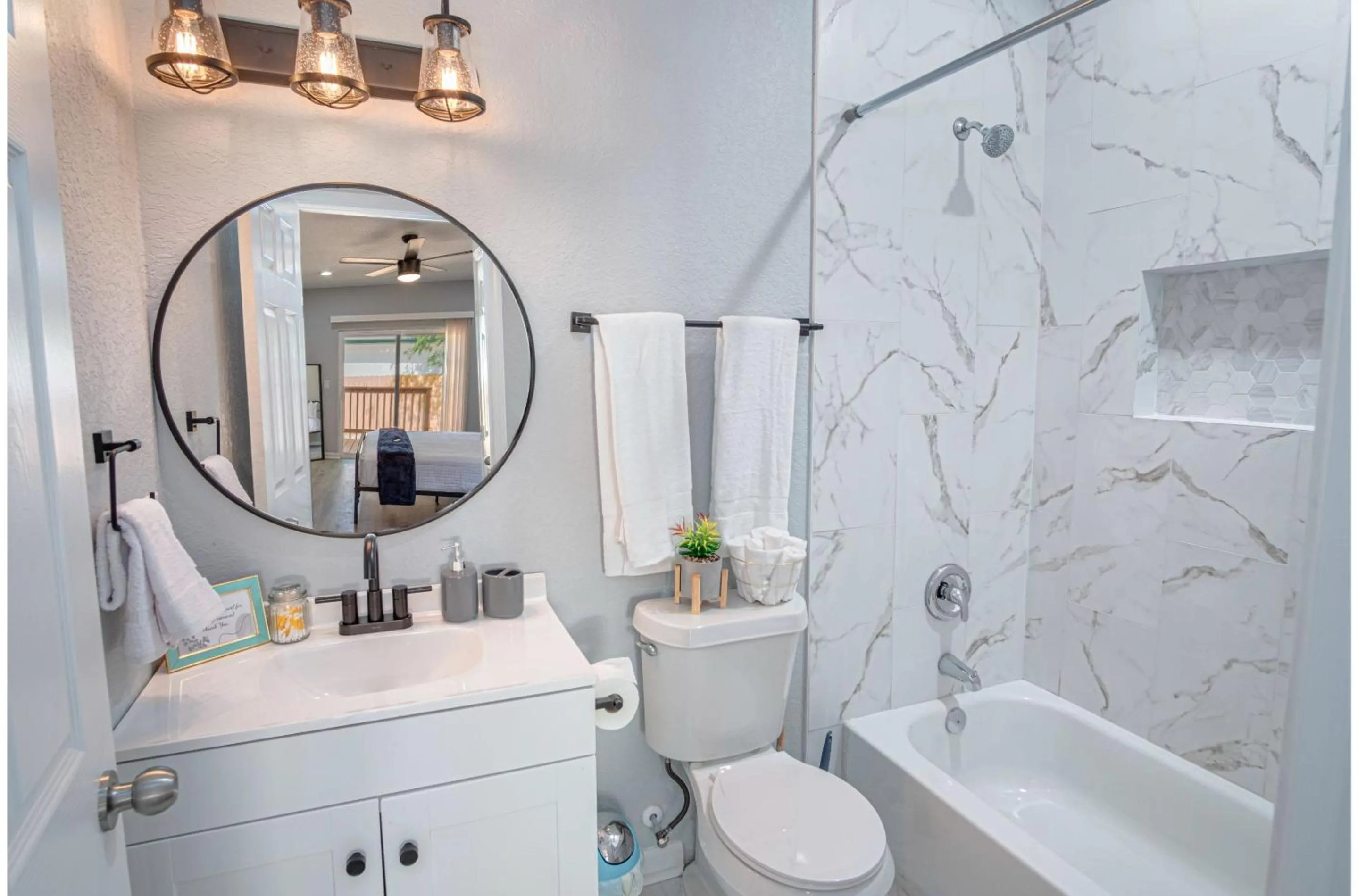 Bathroom in Newly Remodeled 4BR 2BA Near Amazing Downtown