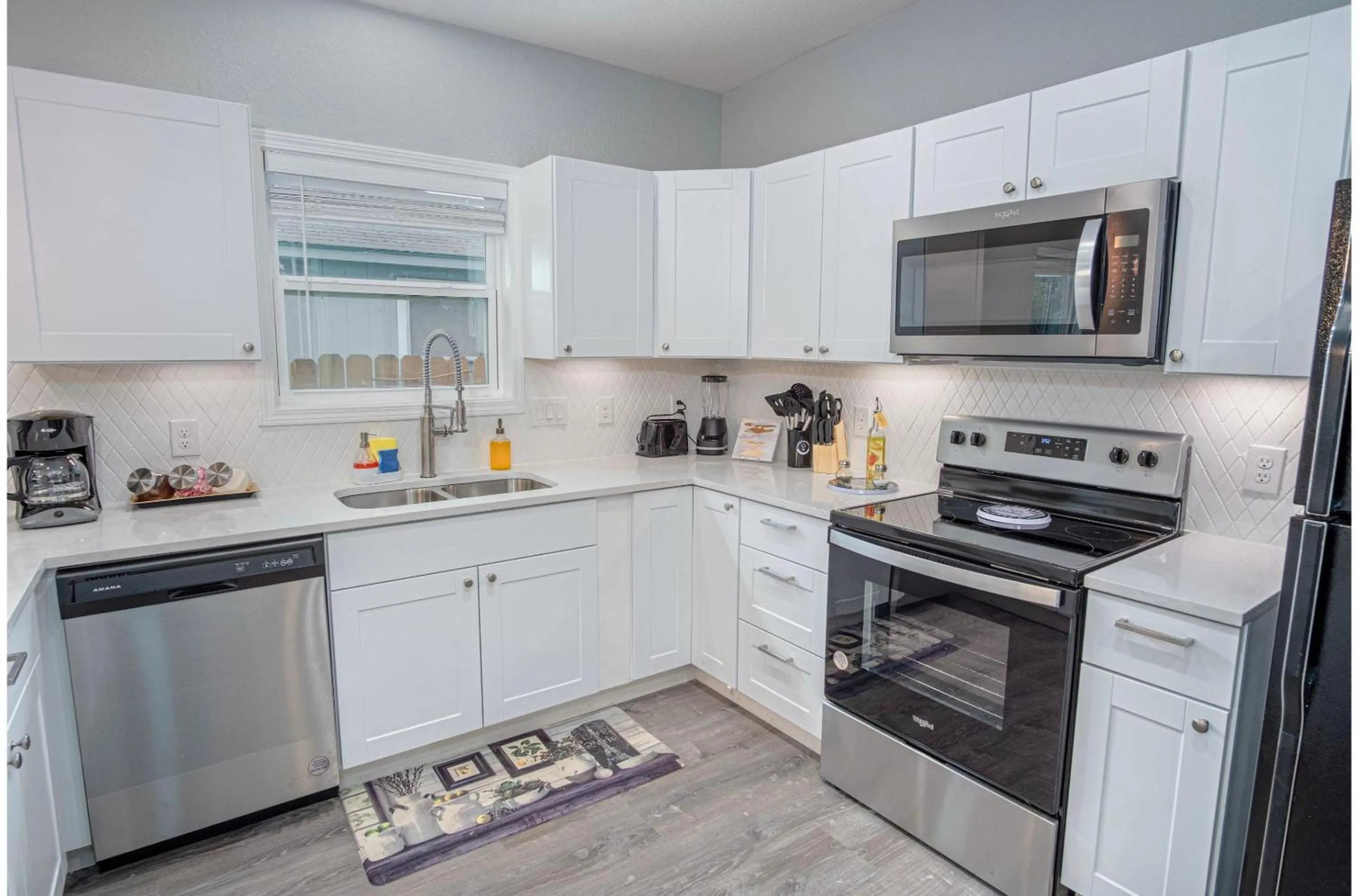 Kitchen or kitchenette in Newly Remodeled 4BR 2BA Near Amazing Downtown