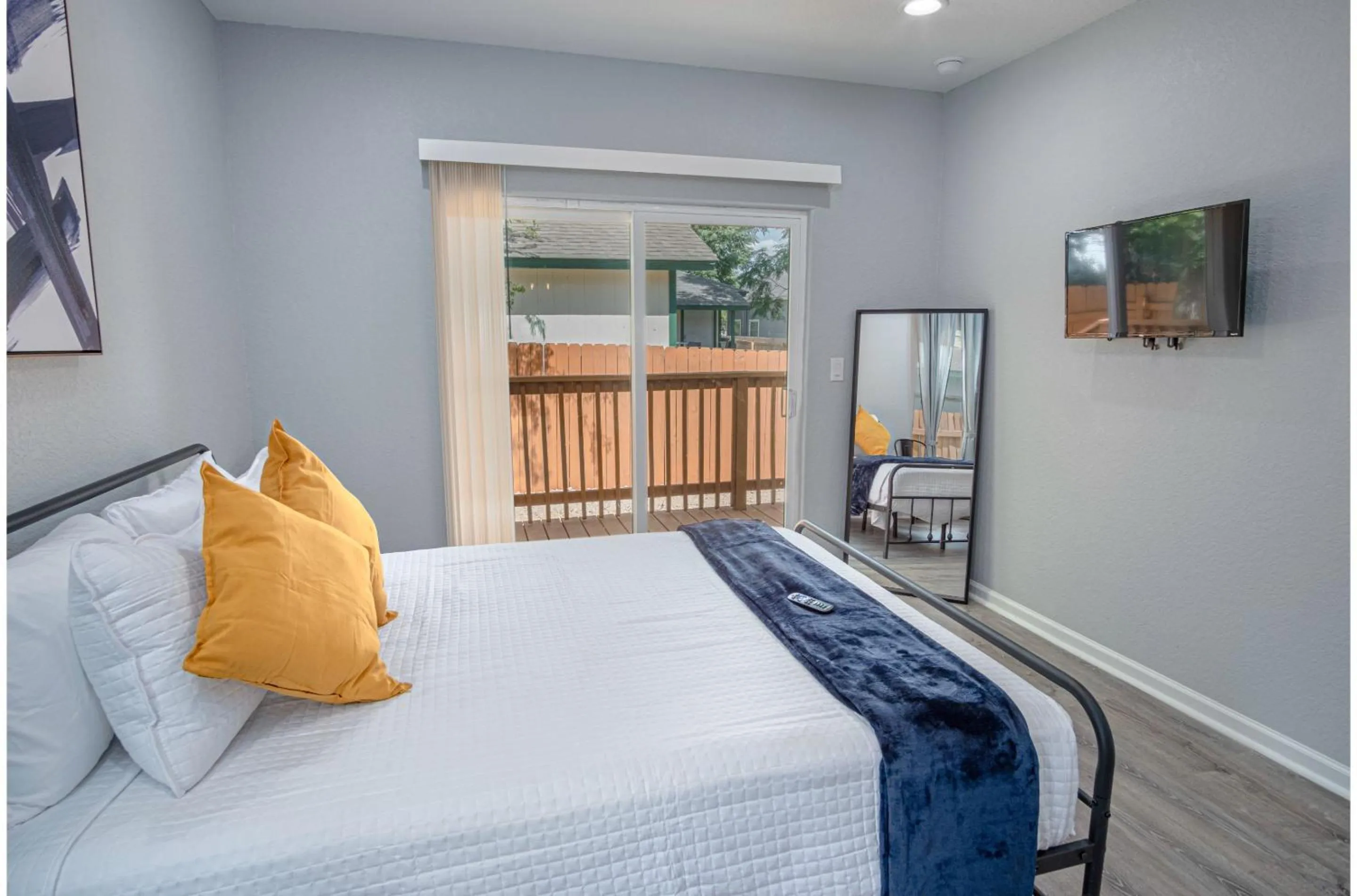 Bed in Newly Remodeled 4BR 2BA Near Amazing Downtown