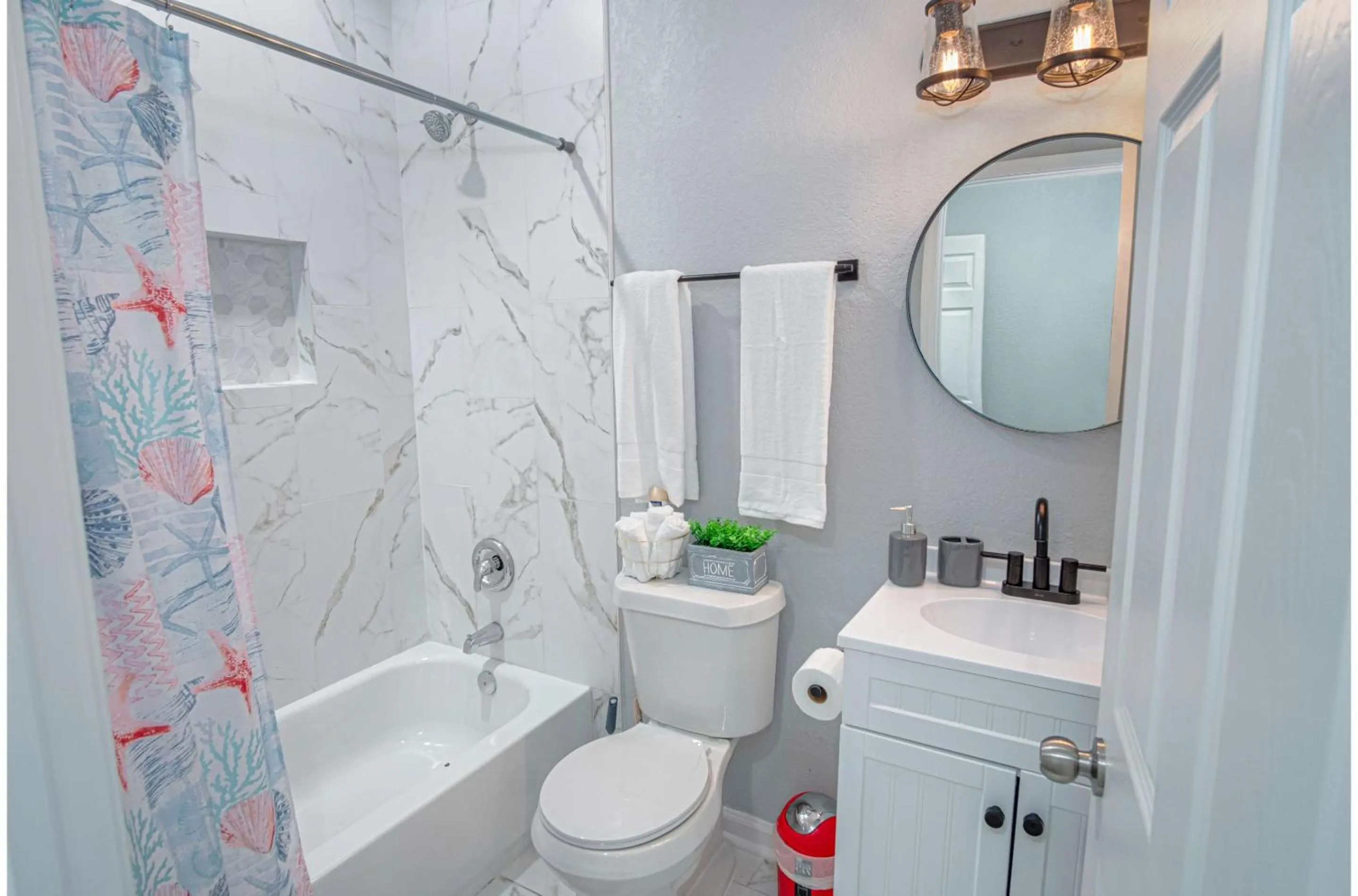 Bathroom in Newly Remodeled 4BR 2BA Near Amazing Downtown