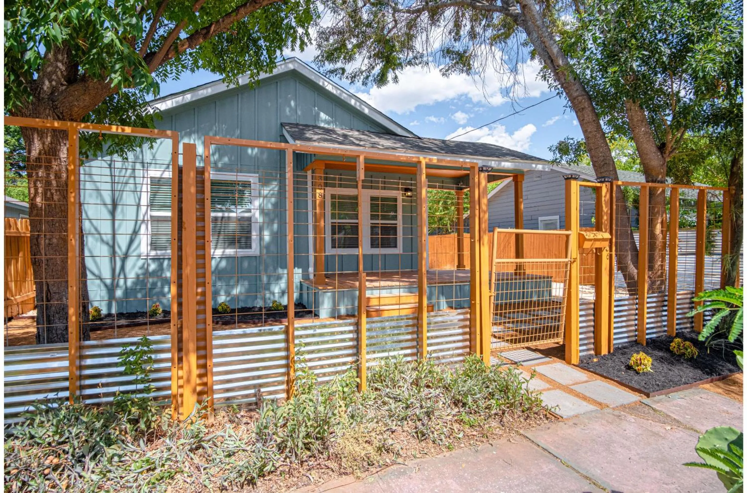 Property building in Newly Remodeled 4BR 2BA Near Amazing Downtown