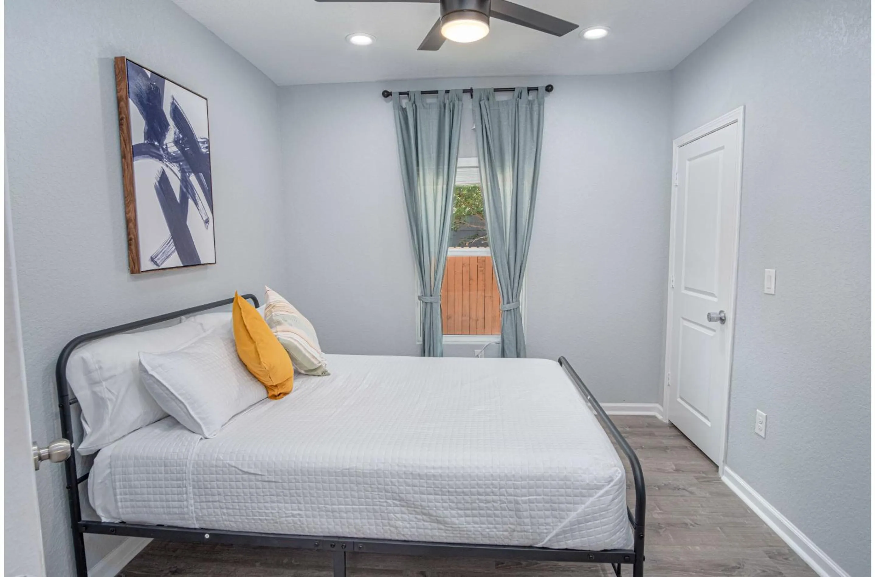 Bed in Newly Remodeled 4BR 2BA Near Amazing Downtown