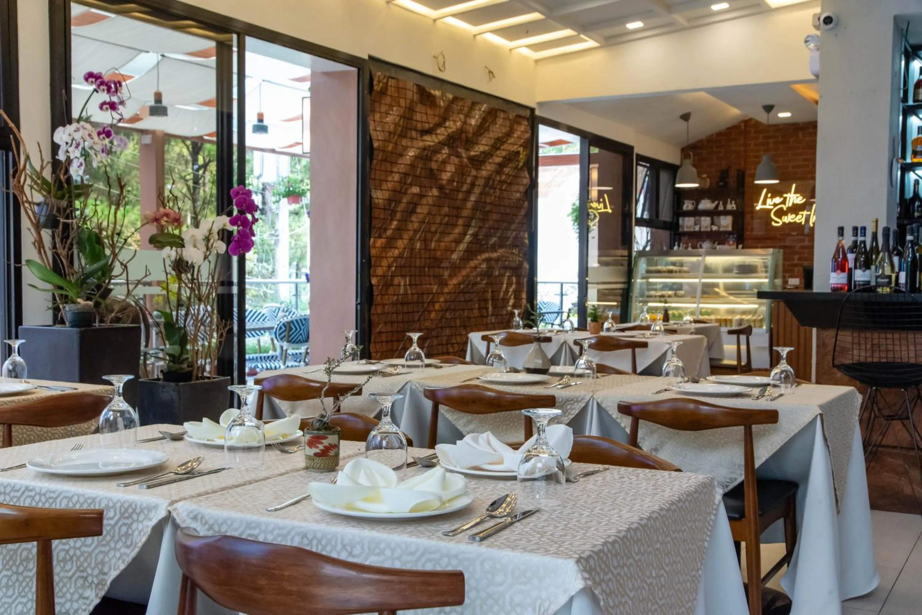 Restaurant/places to eat in Giraffe Boutique Hotel