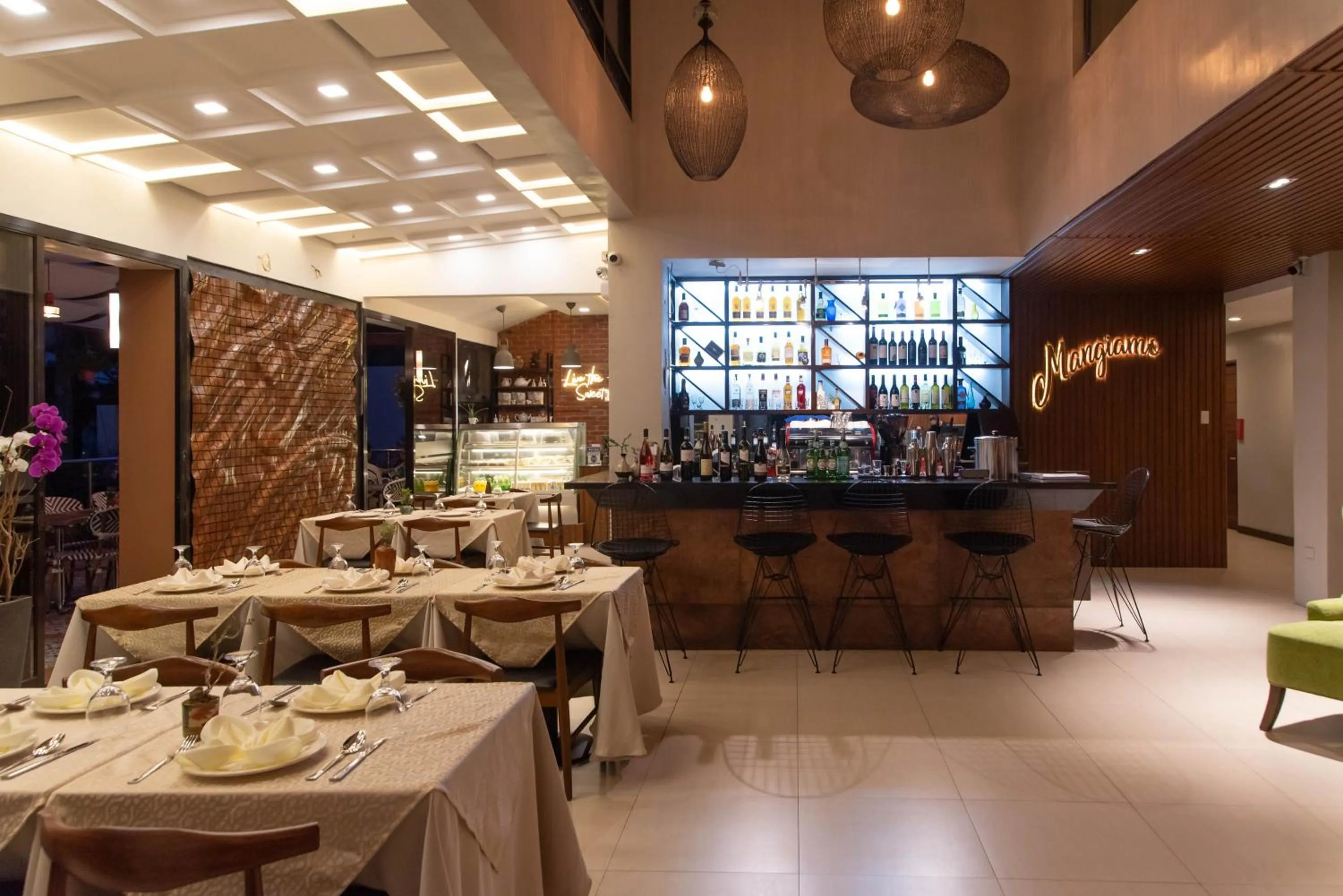 Lounge or bar in Giraffe Boutique Hotel