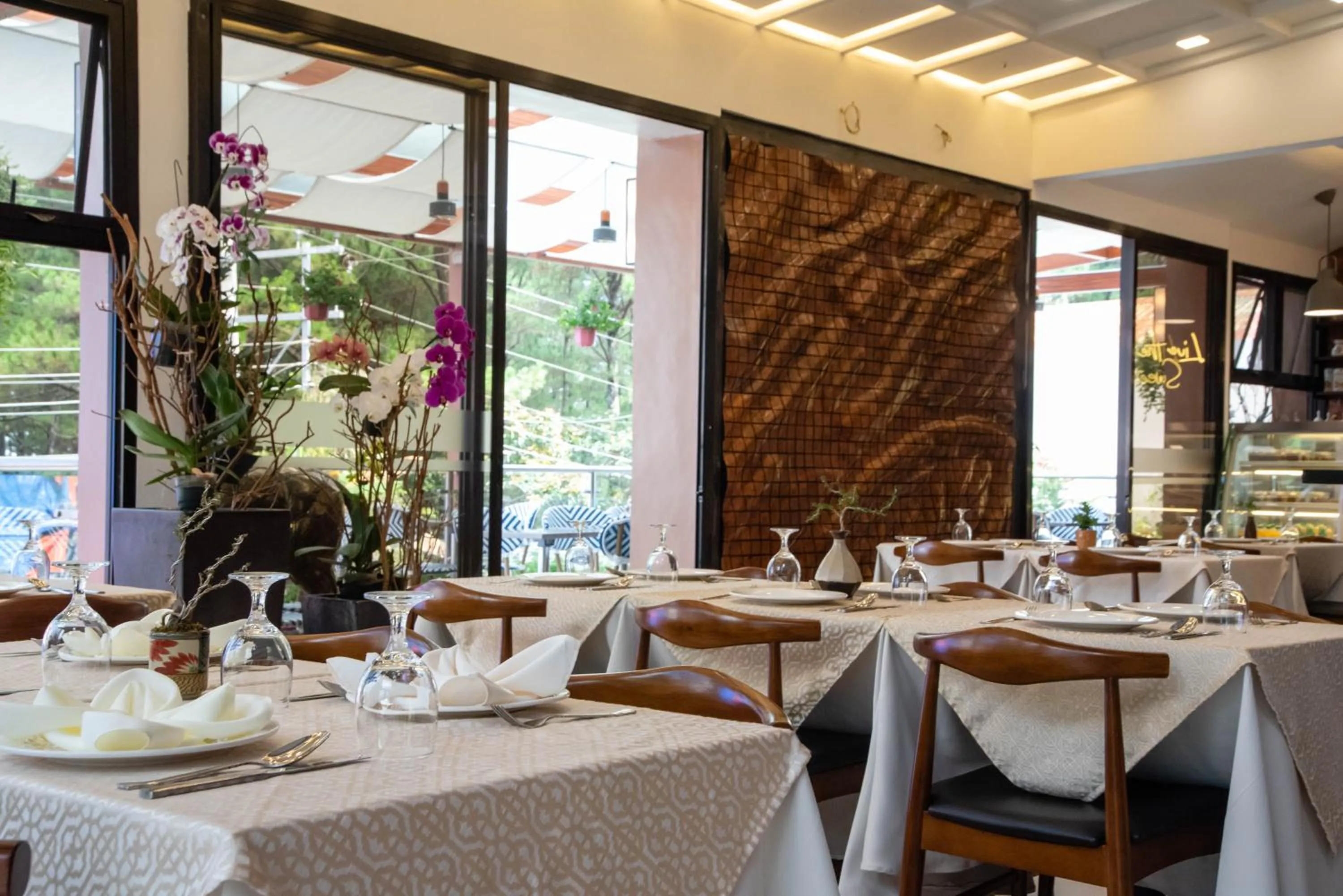 Restaurant/places to eat in Giraffe Boutique Hotel