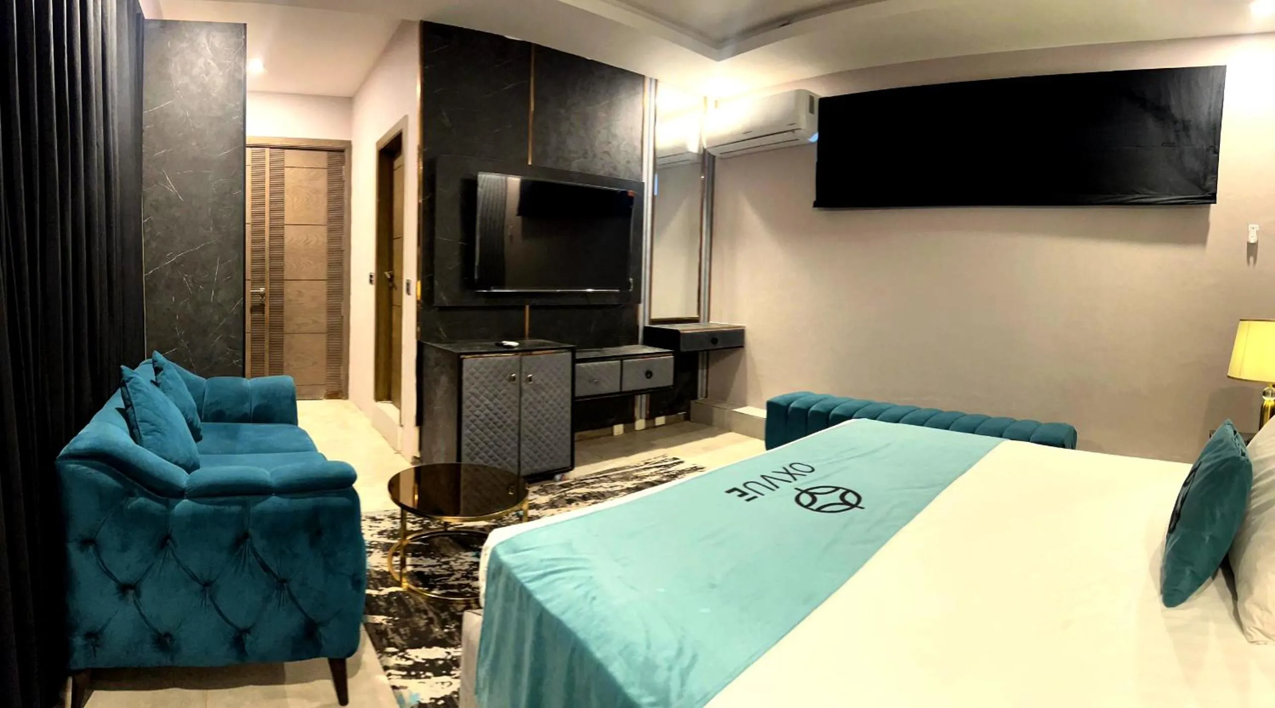 Communal lounge/ TV room, Bed in OXVUE Boutique Hotel