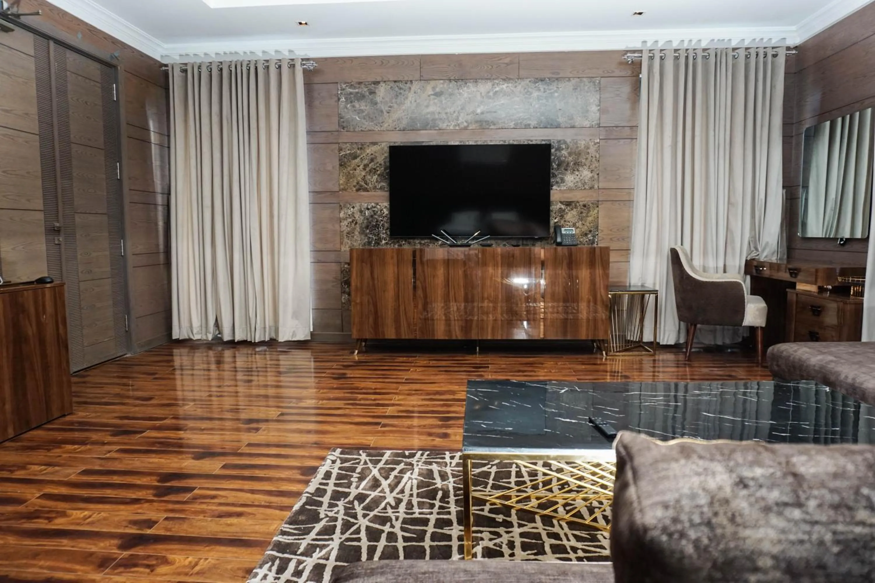 TV and multimedia in OXVUE Boutique Hotel