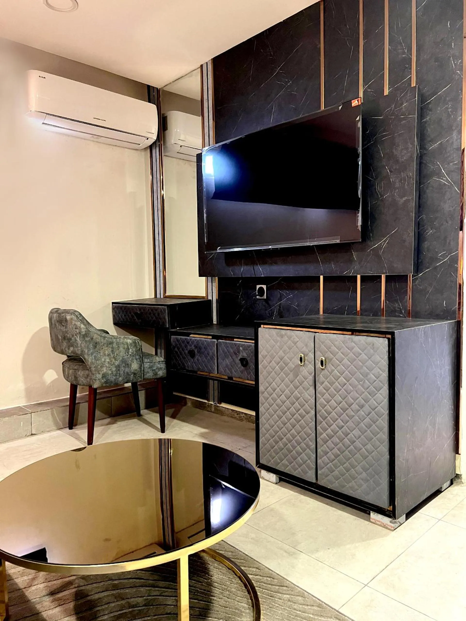 Communal lounge/ TV room in OXVUE Boutique Hotel