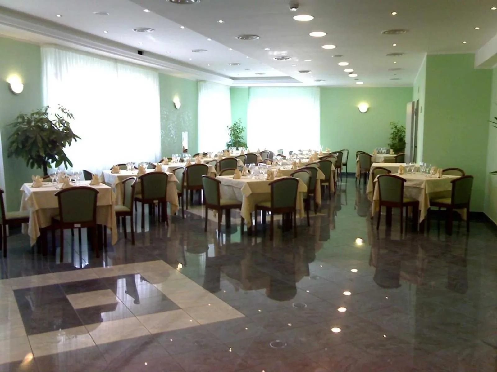 Restaurant/places to eat in Sea Garden Hotel