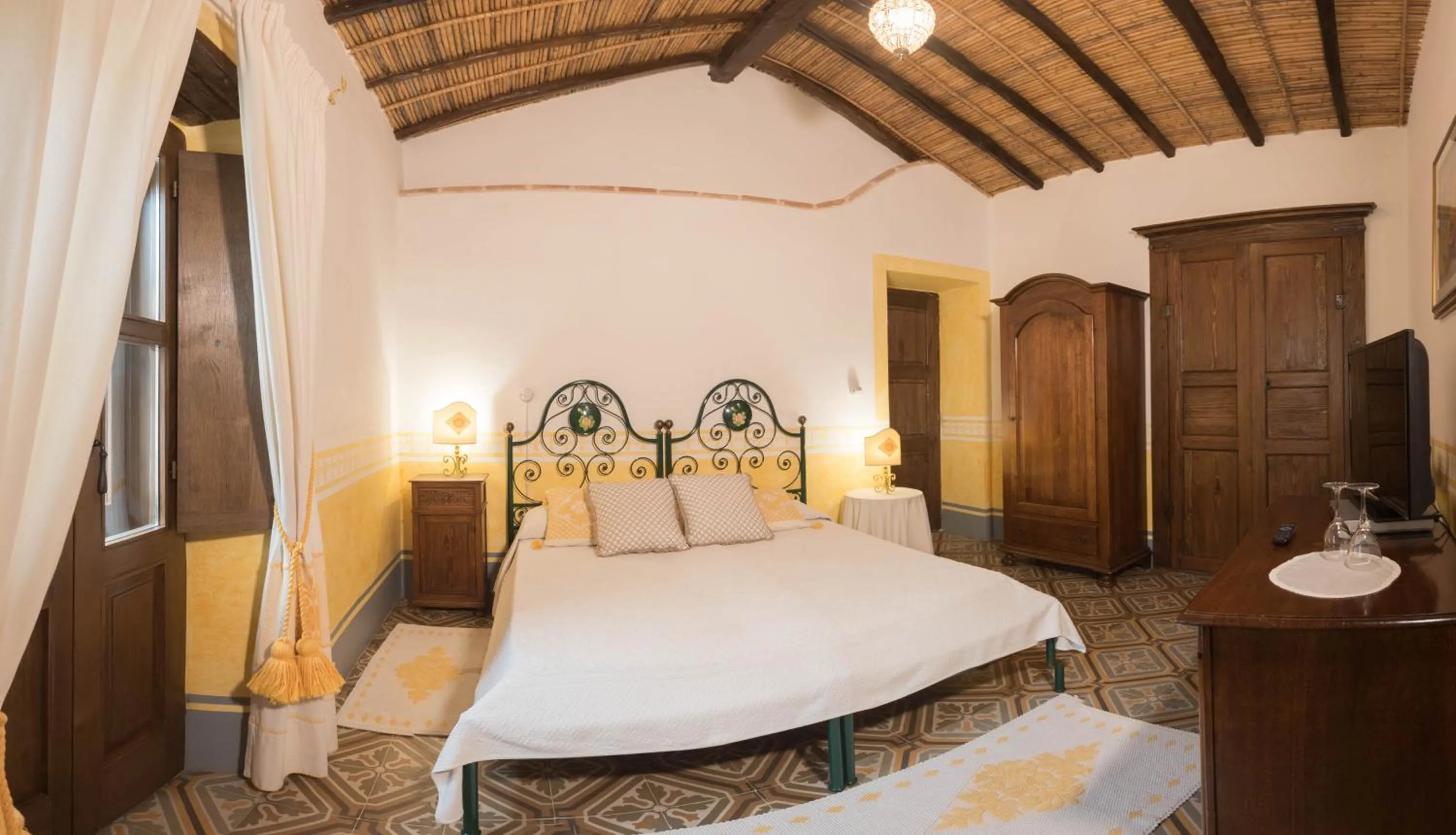 Bed in Hotel Anticos Palathos